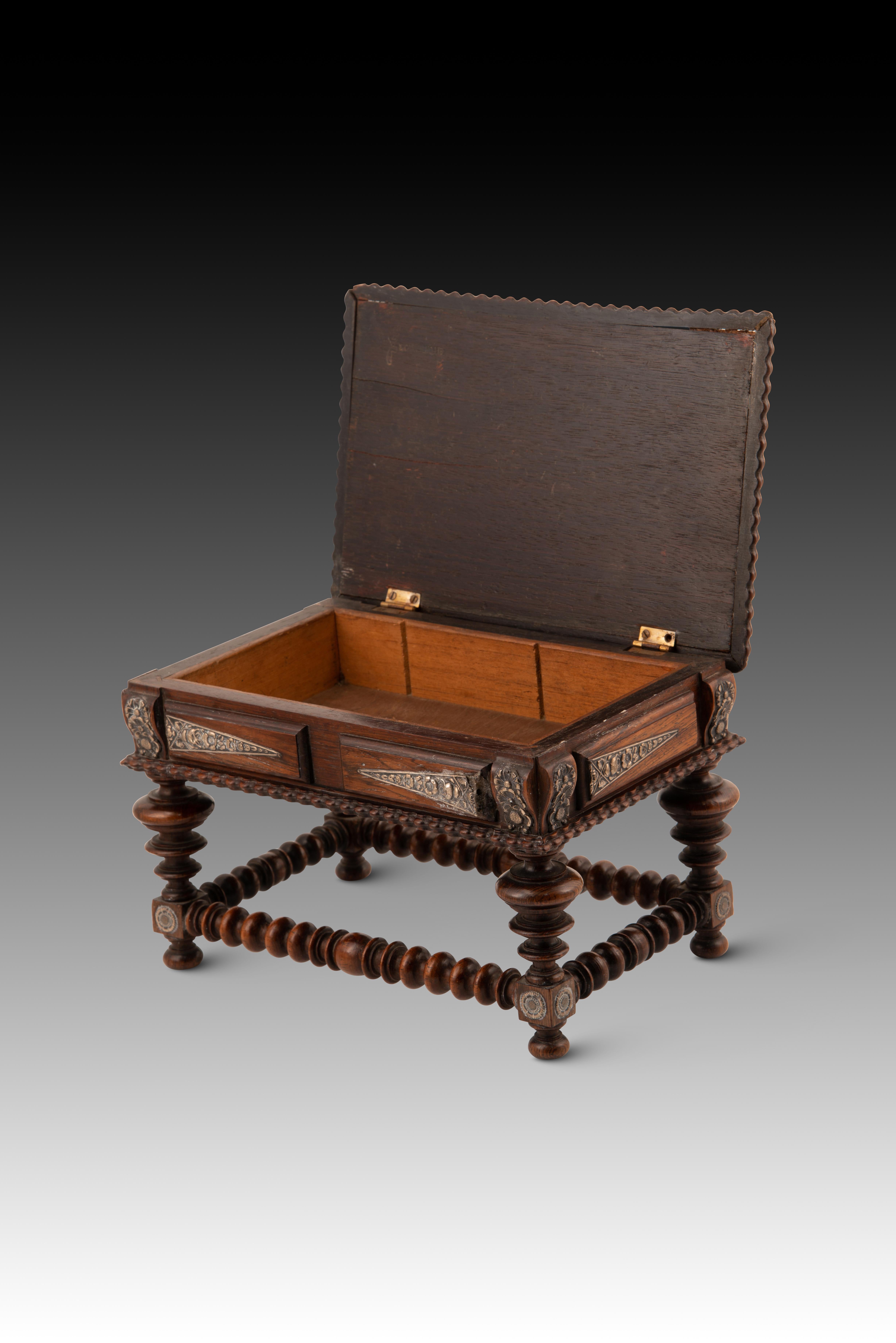 Portuguese Miniature table. Pinto & Carvalho, Portugal, first half of the 20th c. For Sale