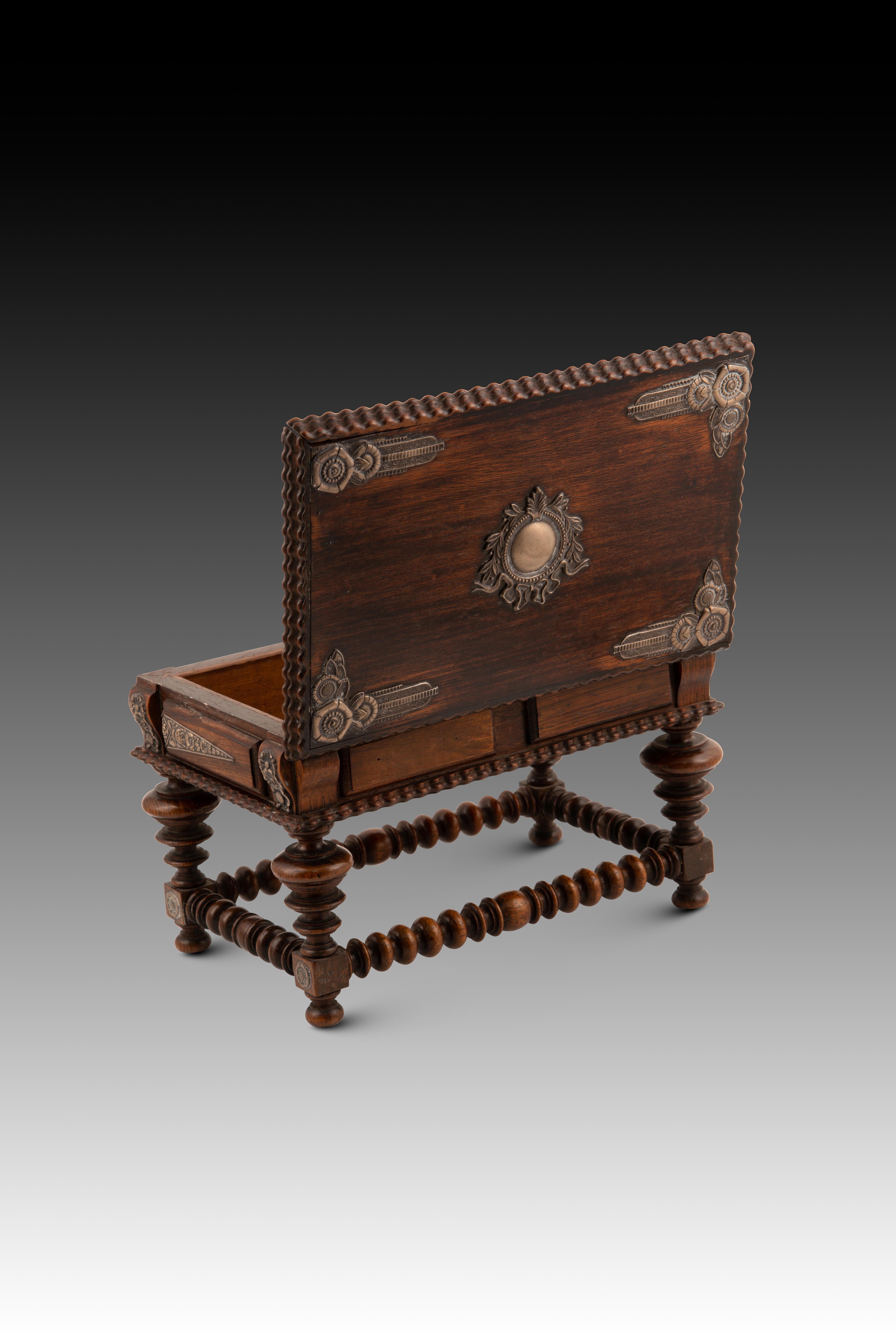 Miniature table. Pinto & Carvalho, Portugal, first half of the 20th c. In Fair Condition For Sale In Madrid, ES