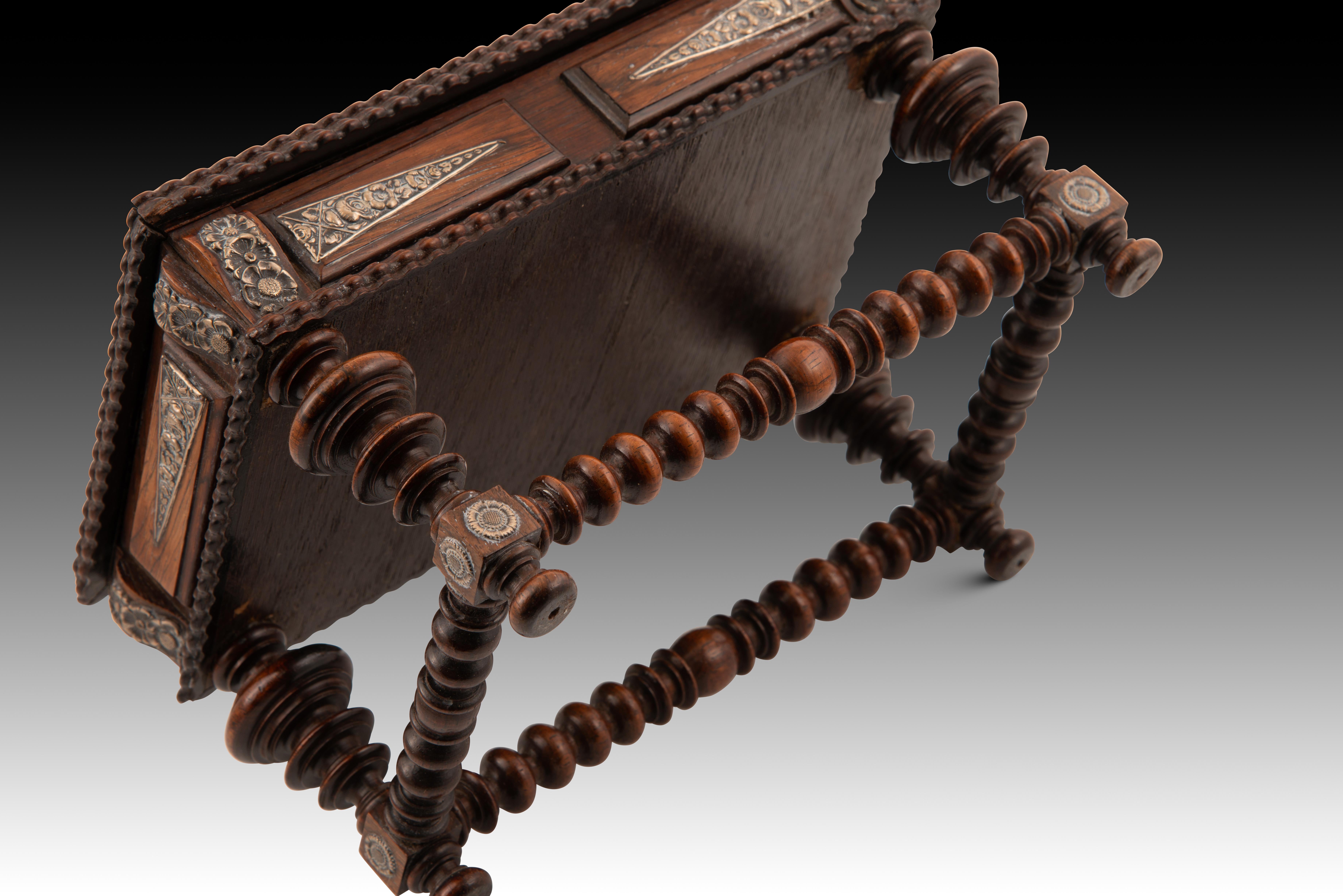 20th Century Miniature table. Pinto & Carvalho, Portugal, first half of the 20th c. For Sale