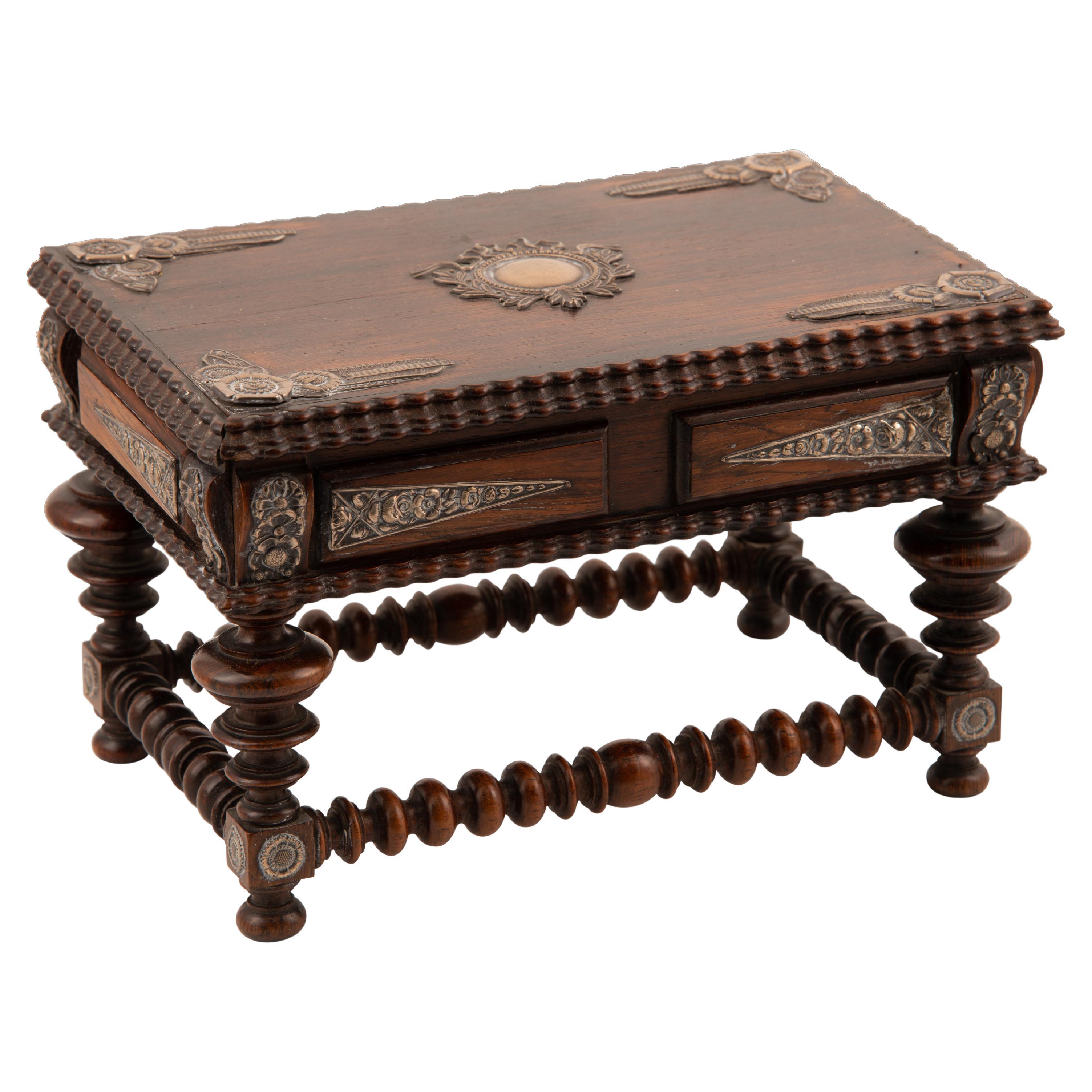 Miniature table. Pinto 
Carvalho, Portugal, first half of the 20th c. For Sale