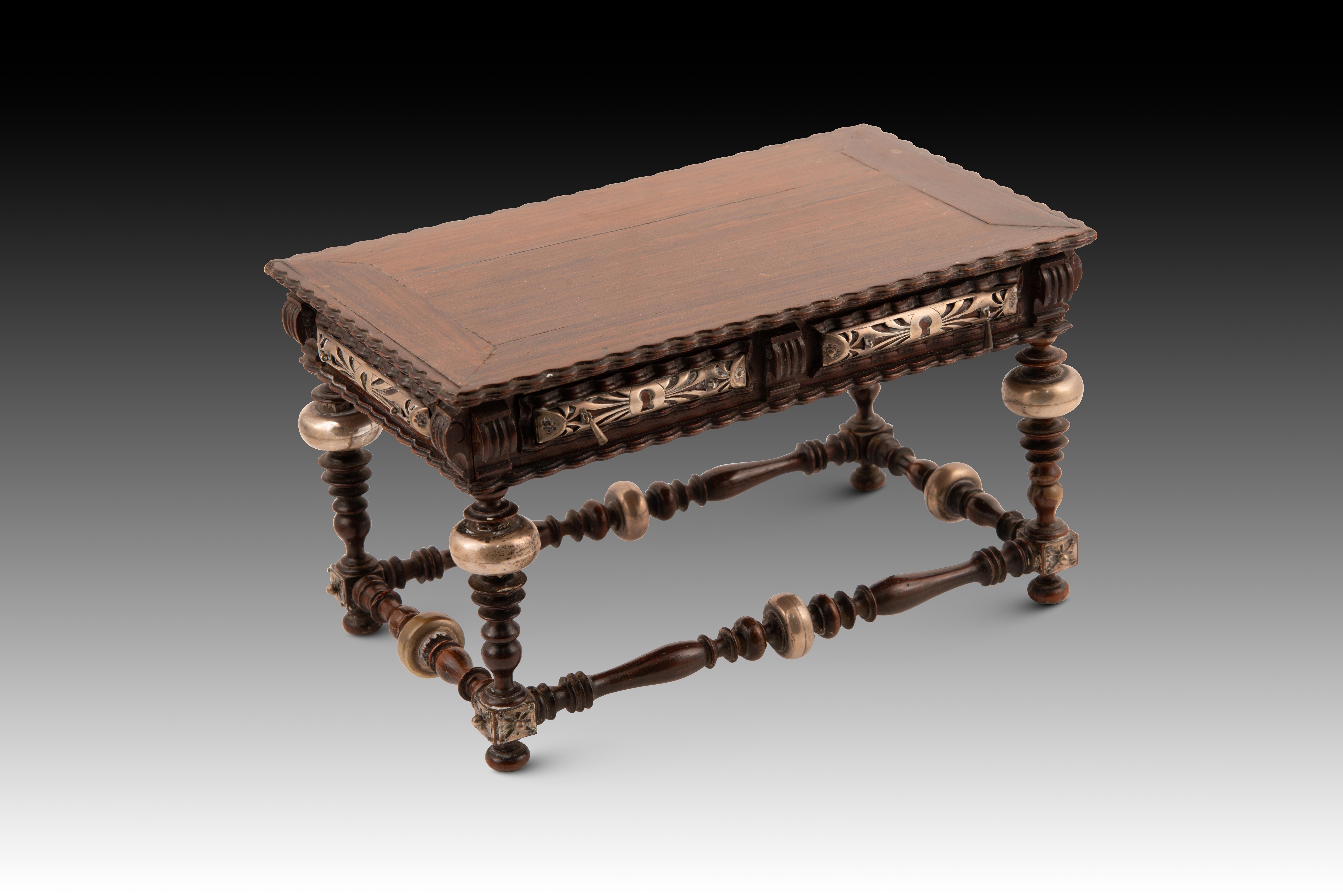 Miniature table. Wood, silver. Portugal, first half of the 20th century.
 It has faults. 
Miniature Portuguese-style table made of carved and turned wood that has legs with discs secured with chambranles in the lower area, waist with simulated