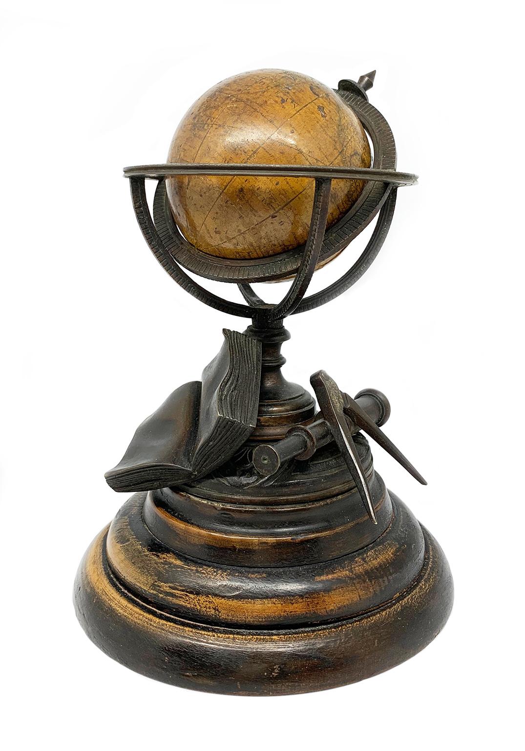 Globe terrestre miniature
Newton & Son
Londres, post 1833, ante 1858
Papier, papier mâché, bronze et bois
Elle mesure : diamètre de la sphère 7,6 cm (2,95 in) ; diamètre de la base en bois 15,3 cm (6,02 in) ; hauteur 21,24 cm (8,36 in).
Poids :