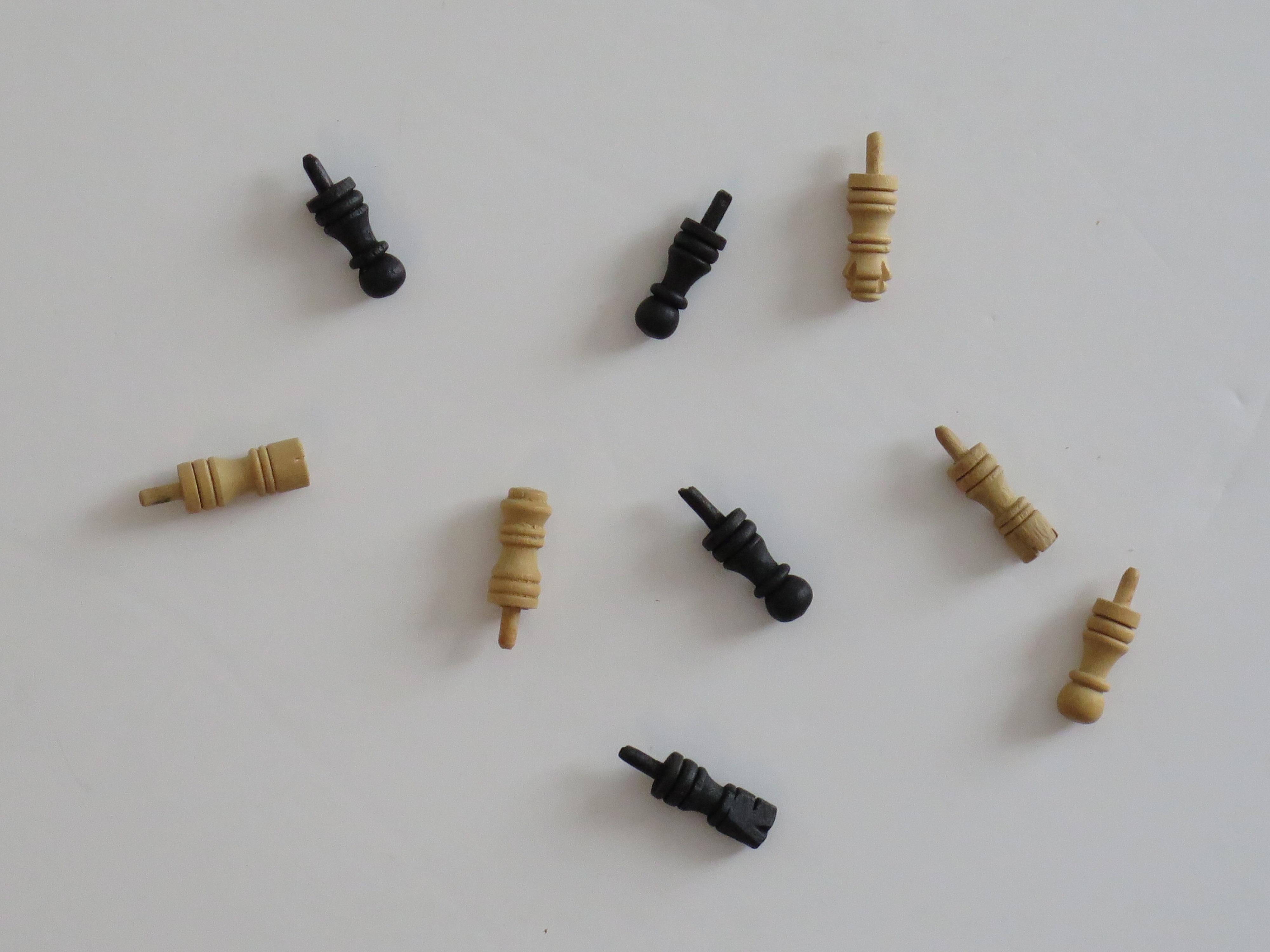 Miniature Travelling Chess Set Game handmade in walnut Inlaid box, circa 1940s For Sale 5