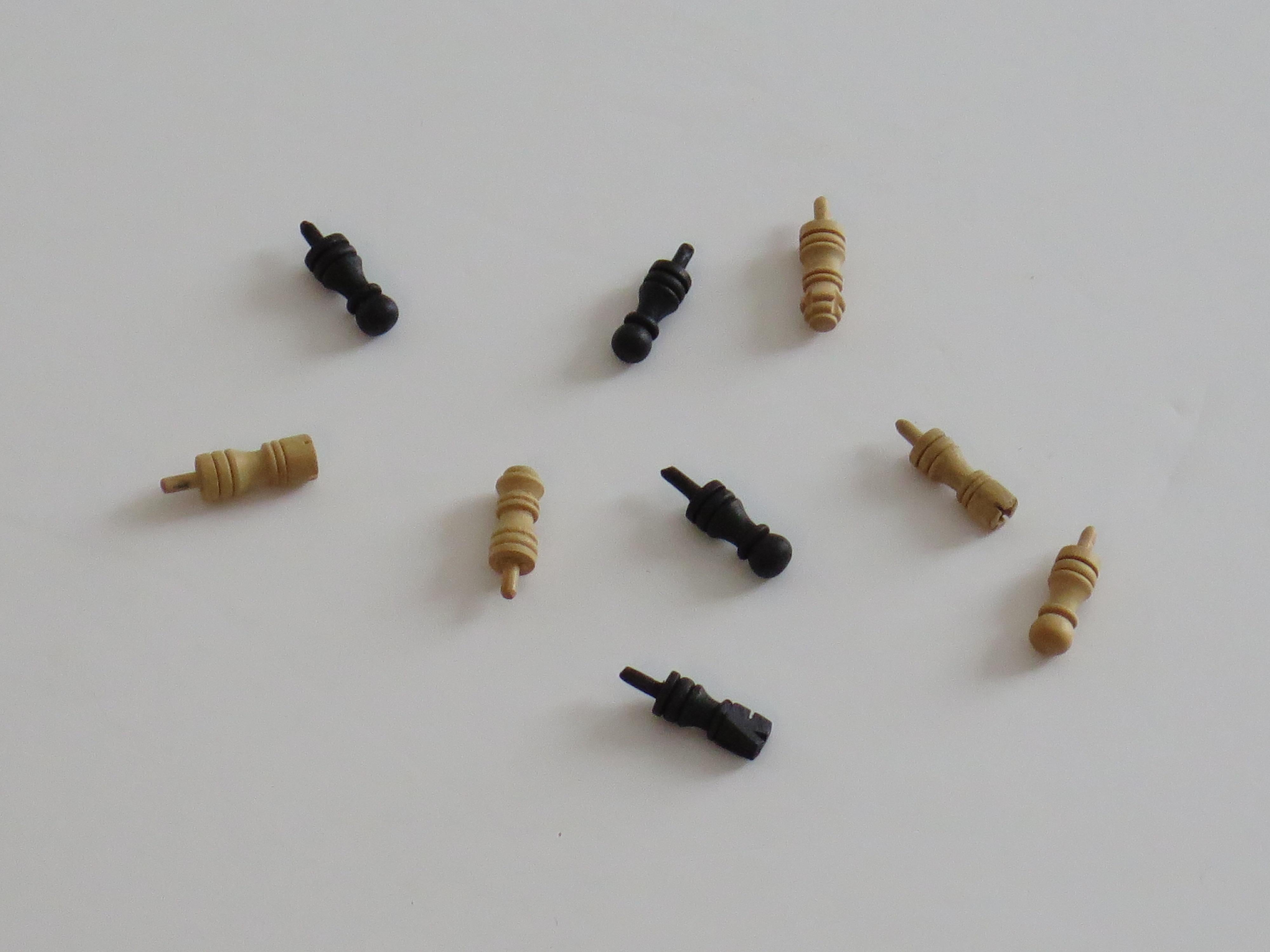 Miniature Travelling Chess Set Game handmade in walnut Inlaid box, circa 1940s For Sale 6