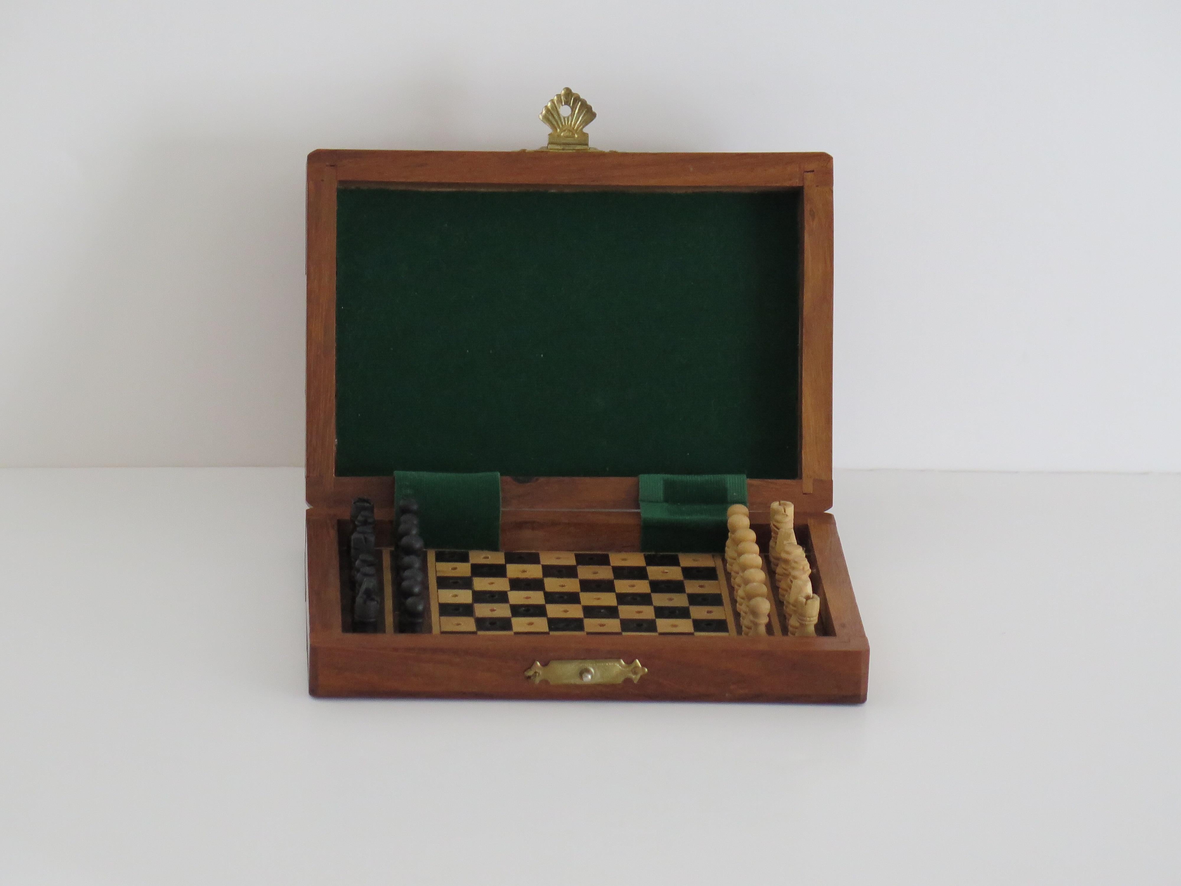 Miniature Travelling Chess Set Game handmade in walnut Inlaid box, circa 1940s In Good Condition For Sale In Lincoln, Lincolnshire