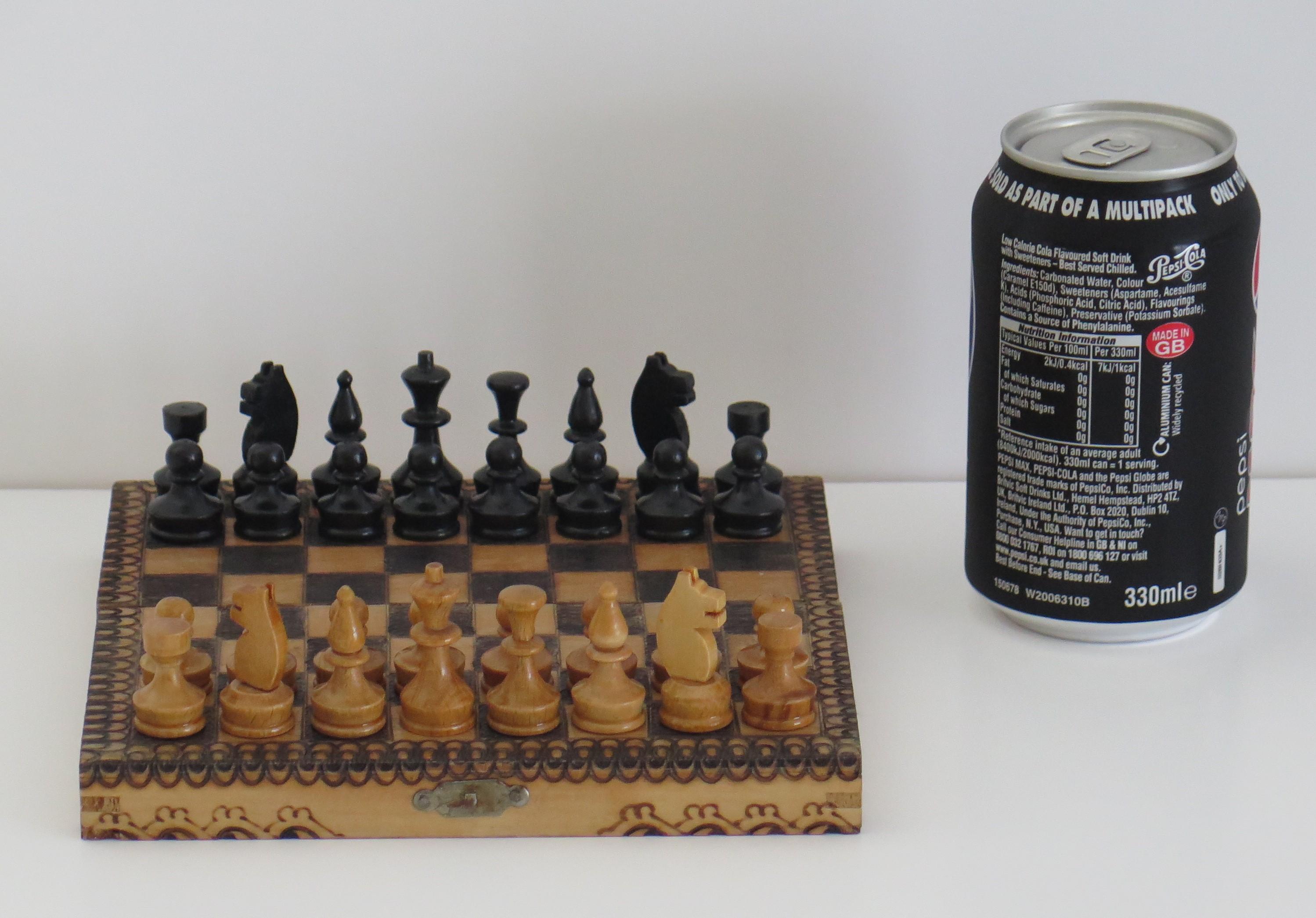 Set di scacchi da viaggio in miniatura, gioco fatto a mano e scacchiera in Pokerwork / Scatola, circa 1900 in vendita 2