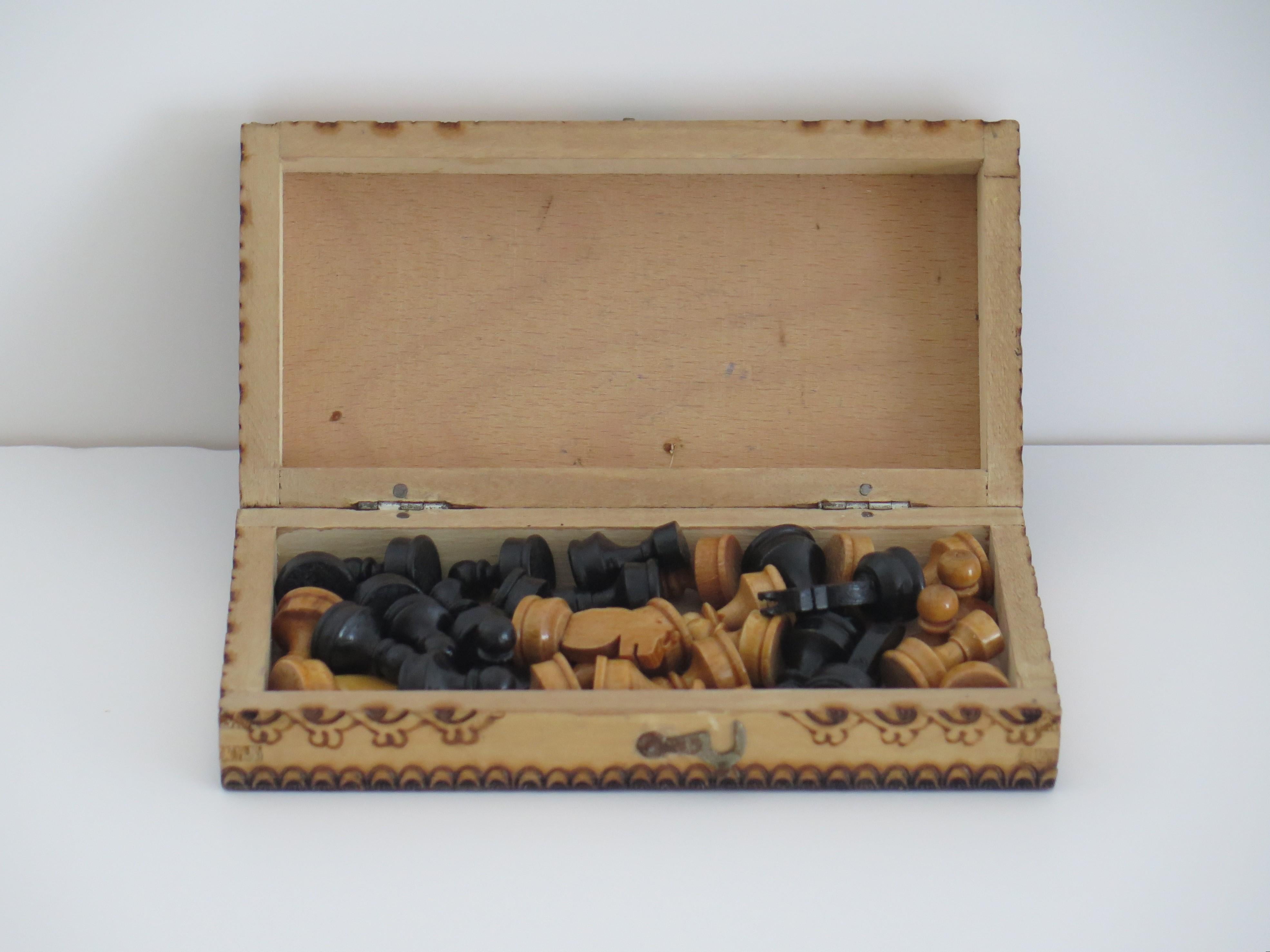 Edoardiano Set di scacchi da viaggio in miniatura, gioco fatto a mano e scacchiera in Pokerwork / Scatola, circa 1900 in vendita