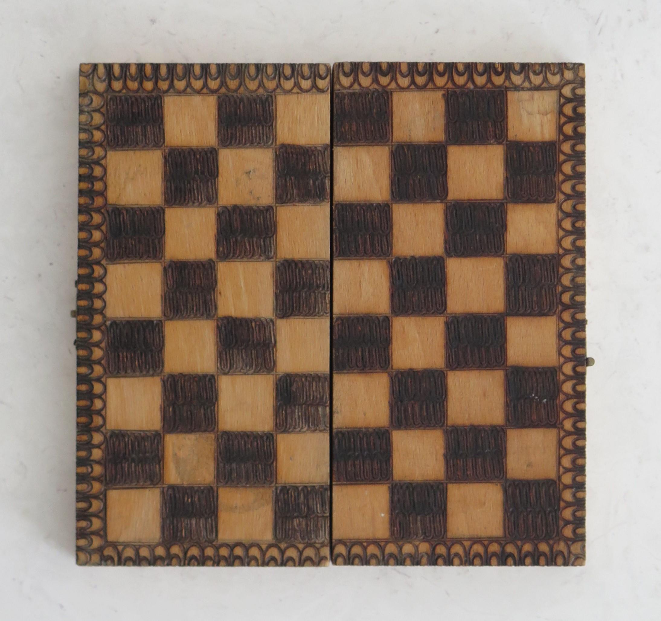 Britannico Set di scacchi da viaggio in miniatura, gioco fatto a mano e scacchiera in Pokerwork / Scatola, circa 1900 in vendita