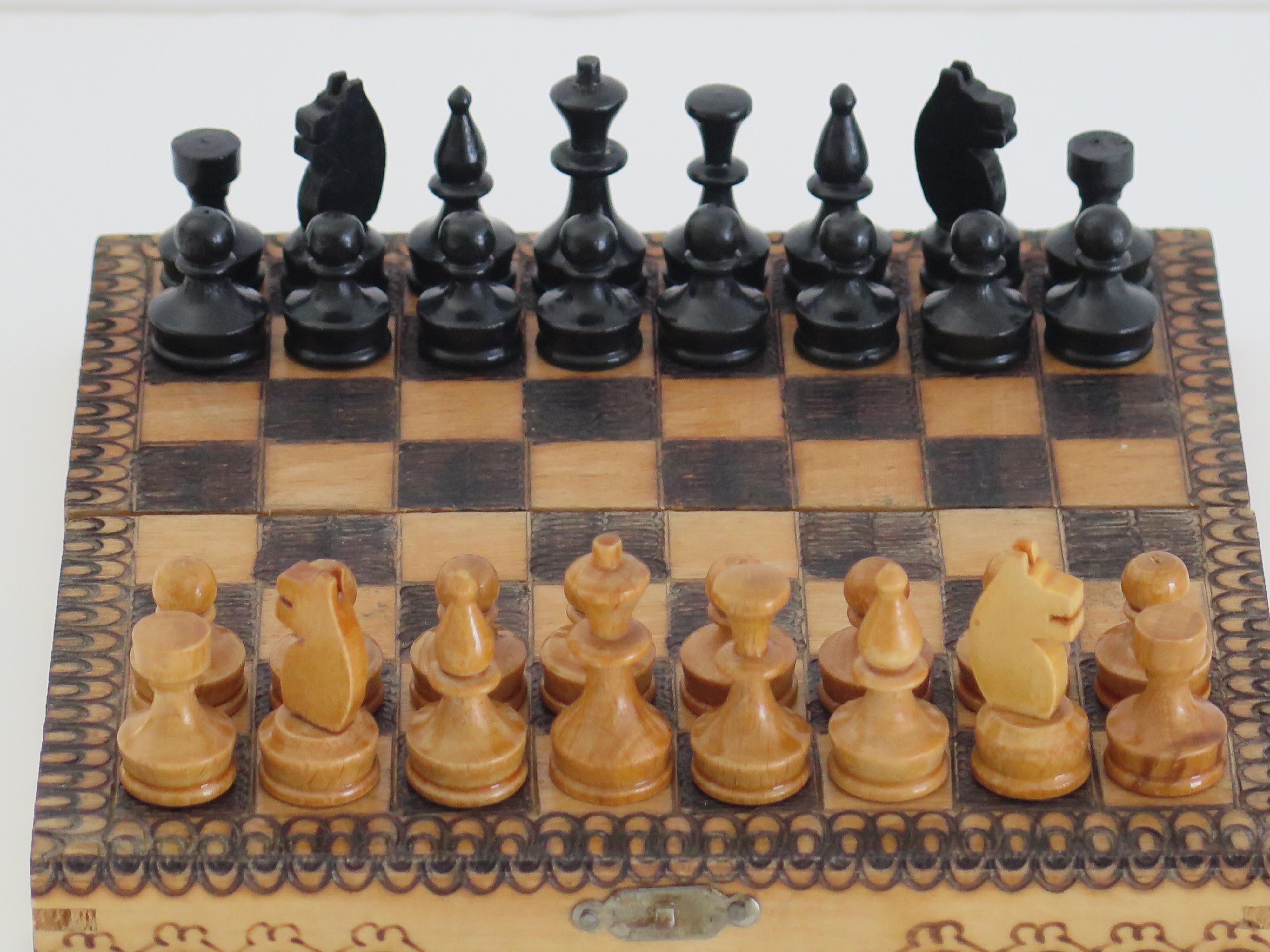 Fatto a mano Set di scacchi da viaggio in miniatura, gioco fatto a mano e scacchiera in Pokerwork / Scatola, circa 1900 in vendita