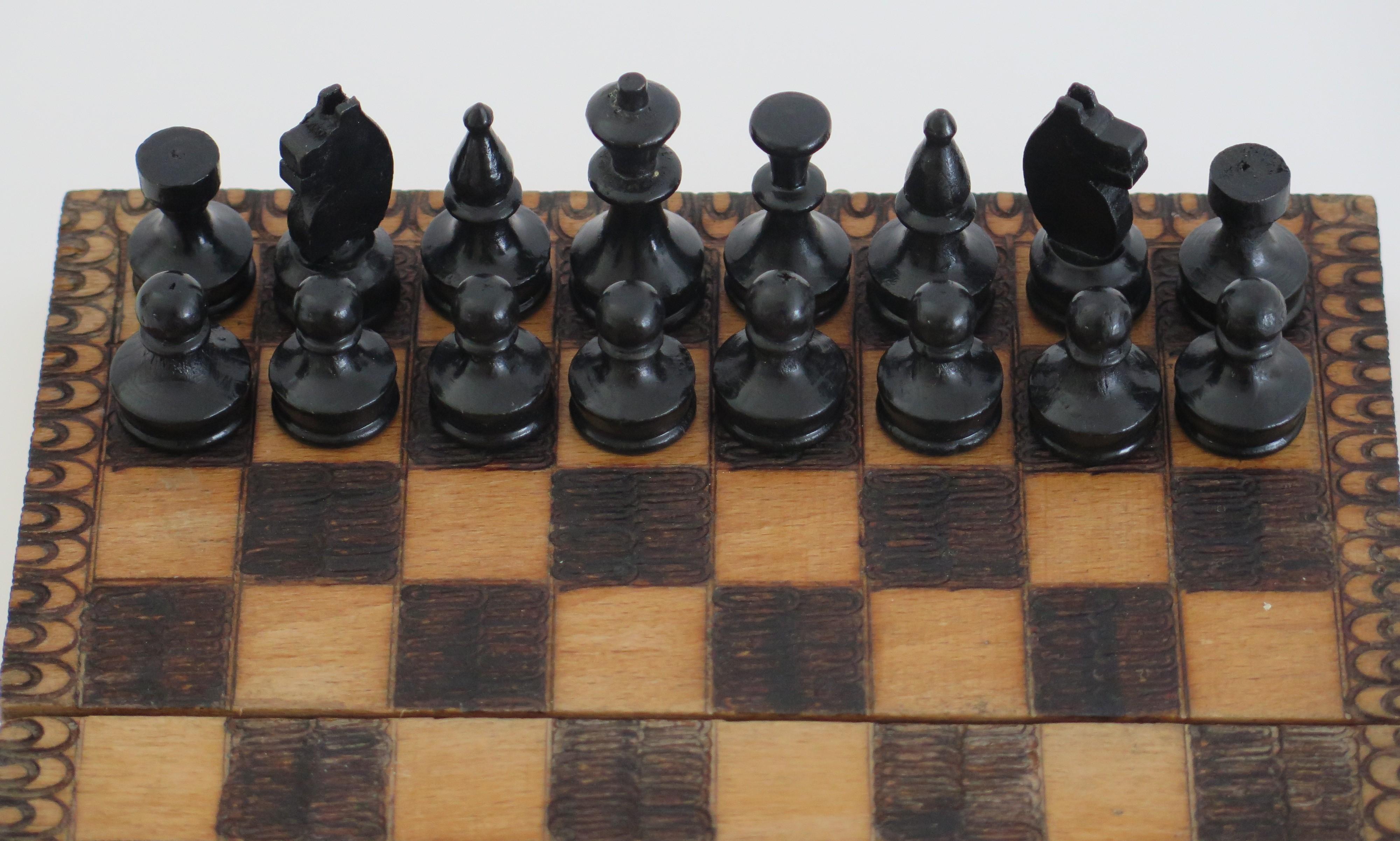 Set di scacchi da viaggio in miniatura, gioco fatto a mano e scacchiera in Pokerwork / Scatola, circa 1900 In condizioni buone in vendita a Lincoln, Lincolnshire