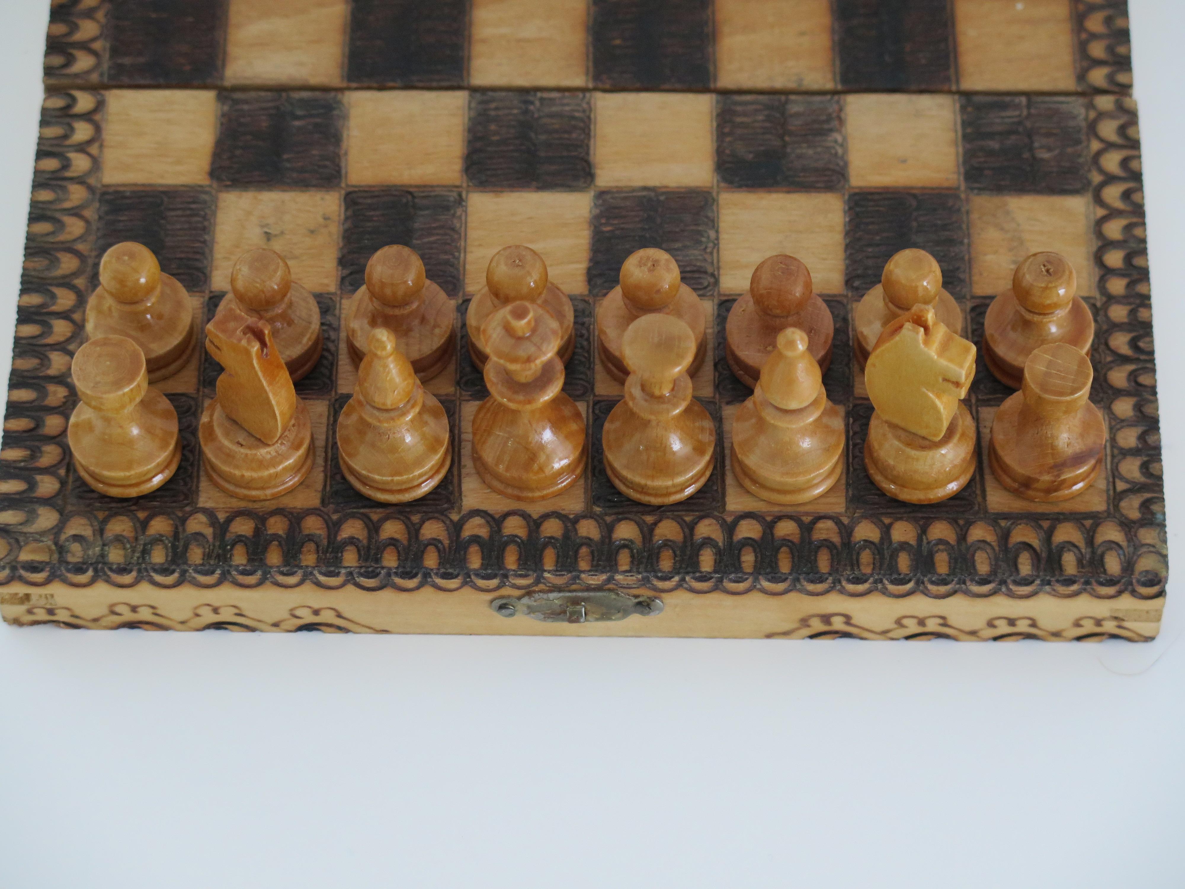 XIX secolo Set di scacchi da viaggio in miniatura, gioco fatto a mano e scacchiera in Pokerwork / Scatola, circa 1900 in vendita