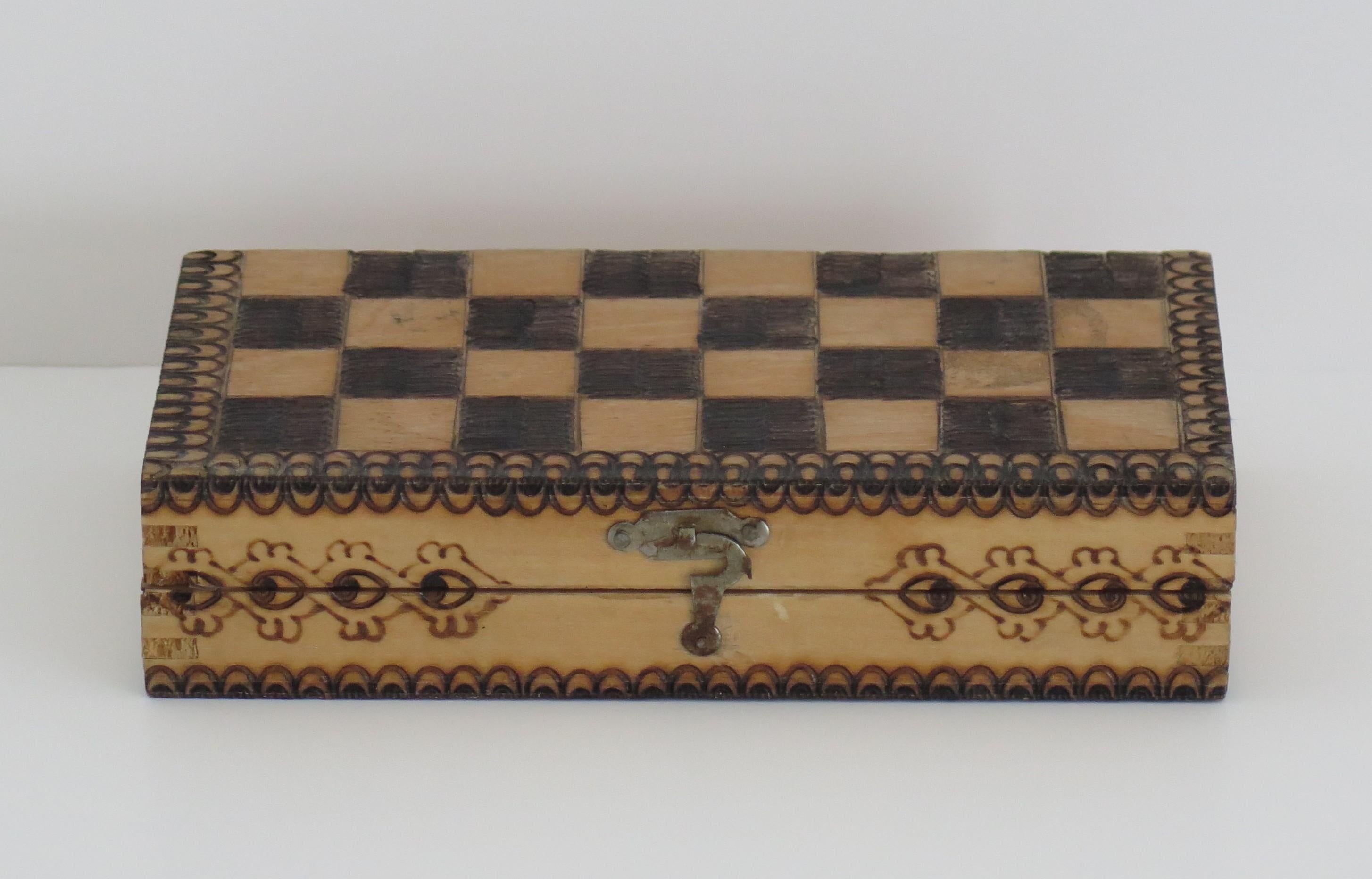 Ottone Set di scacchi da viaggio in miniatura, gioco fatto a mano e scacchiera in Pokerwork / Scatola, circa 1900 in vendita