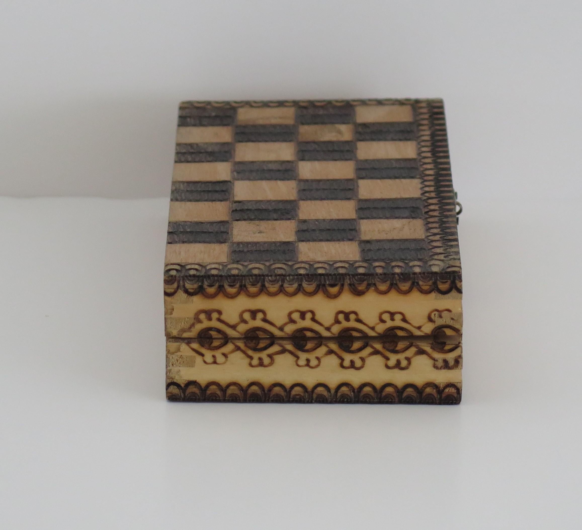 Set di scacchi da viaggio in miniatura, gioco fatto a mano e scacchiera in Pokerwork / Scatola, circa 1900 in vendita 1