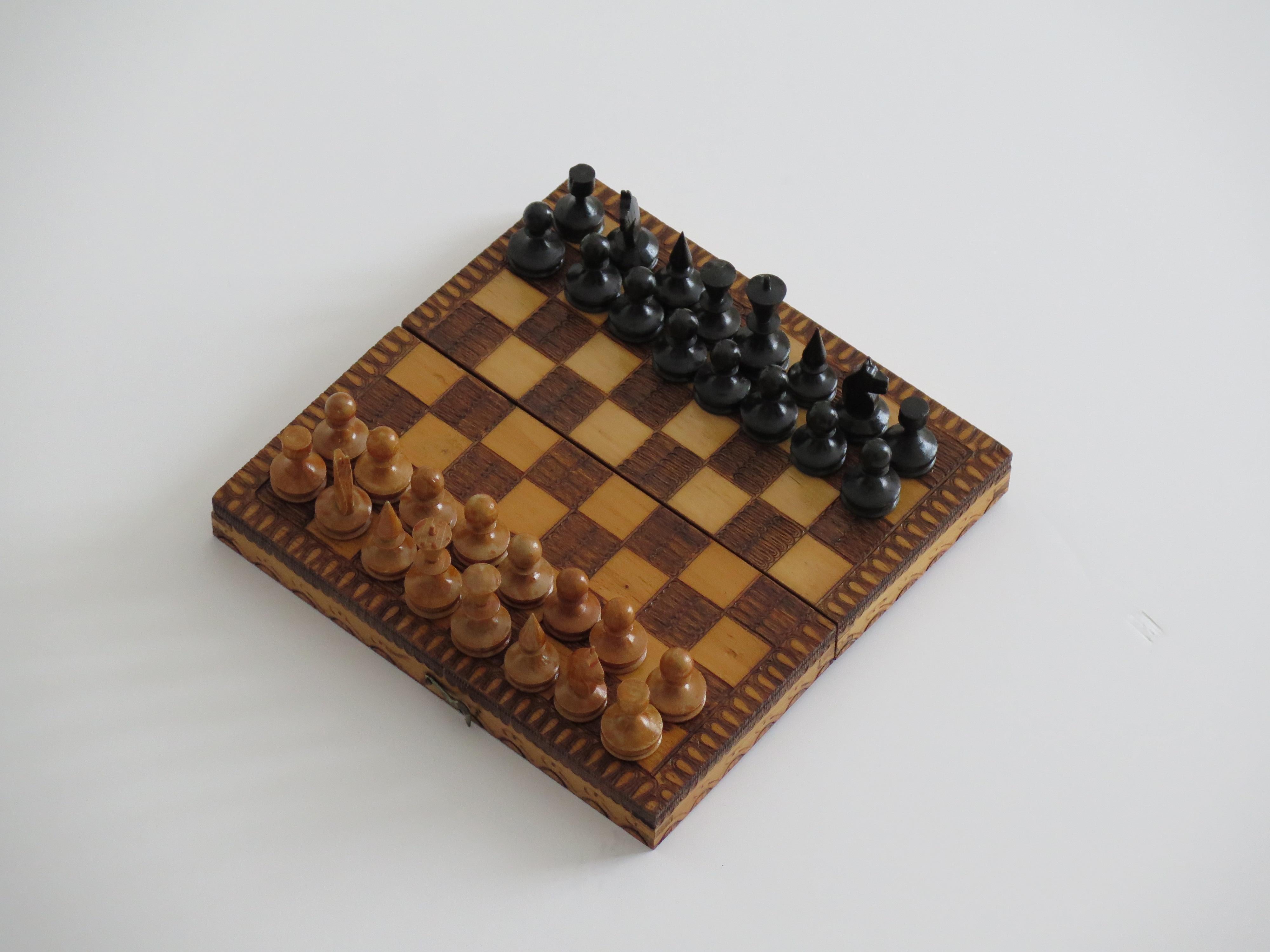 Miniature Travelling Chess Set Game handmade & Pokerwork Board / Box, Circa 1910 en vente 2