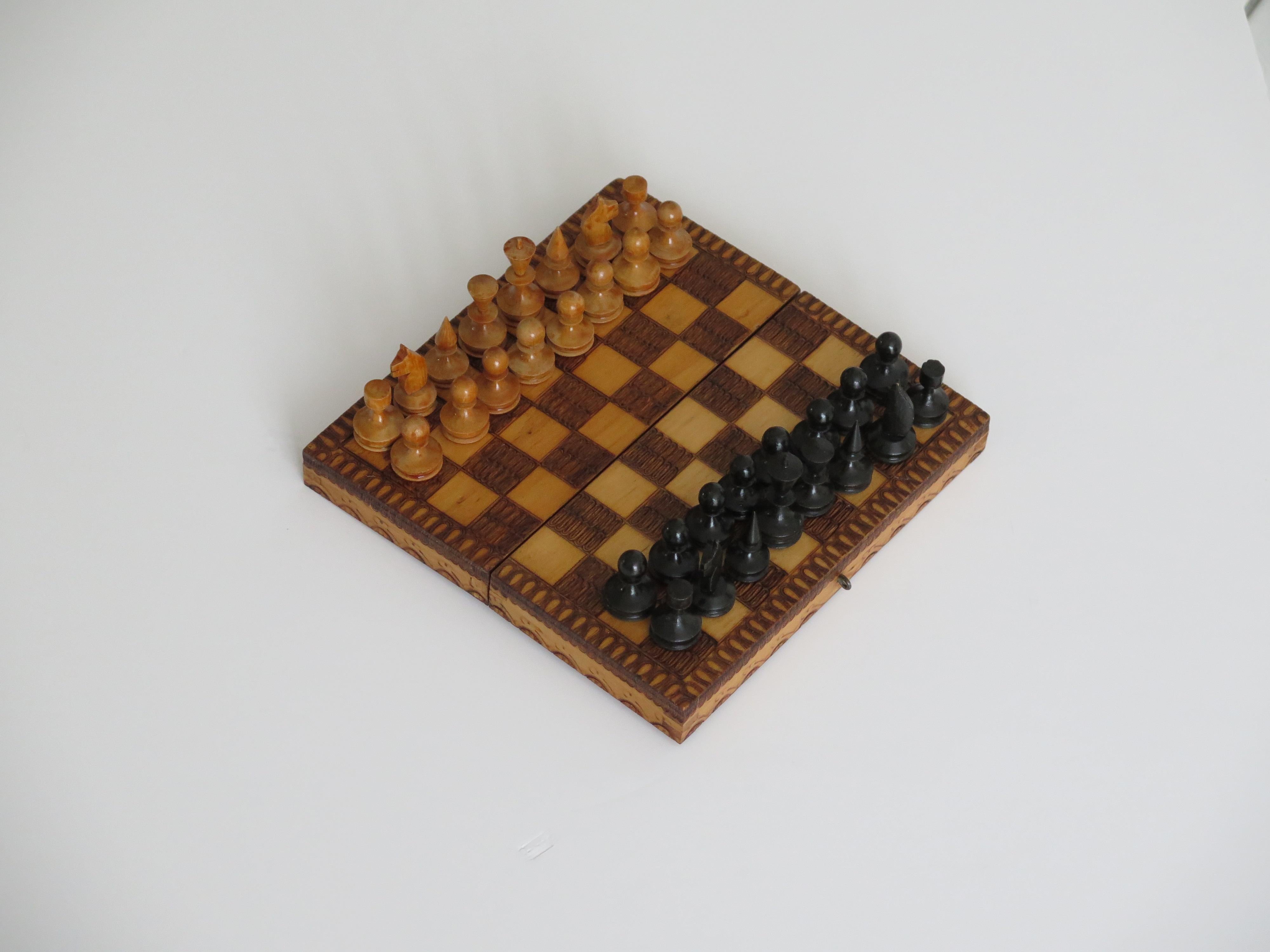 Miniature Travelling Chess Set Game handmade & Pokerwork Board / Box, Circa 1910 en vente 3