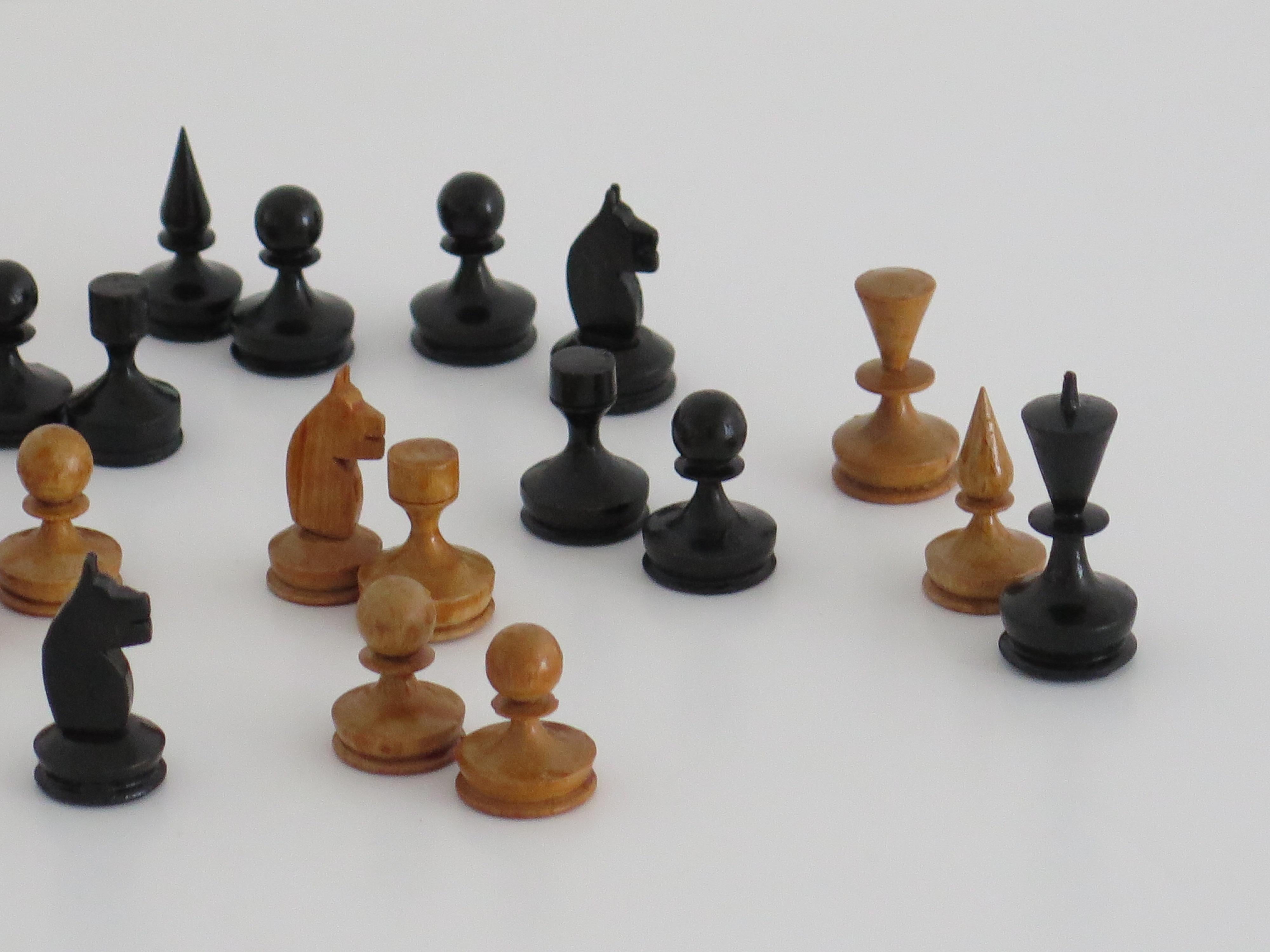 Miniature Travelling Chess Set Game handmade & Pokerwork Board / Box, Circa 1910 en vente 4