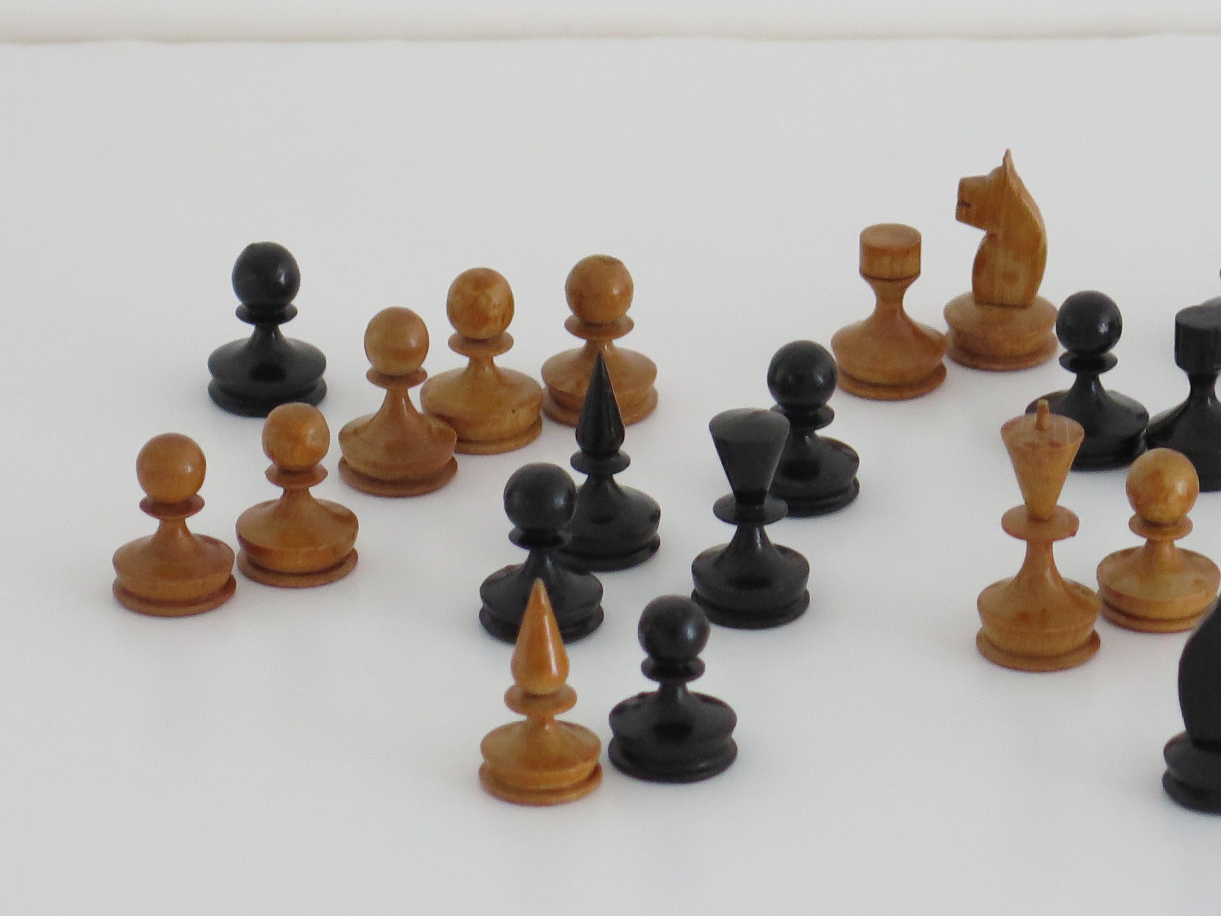 Miniature Travelling Chess Set Game handmade & Pokerwork Board / Box, Circa 1910 en vente 5