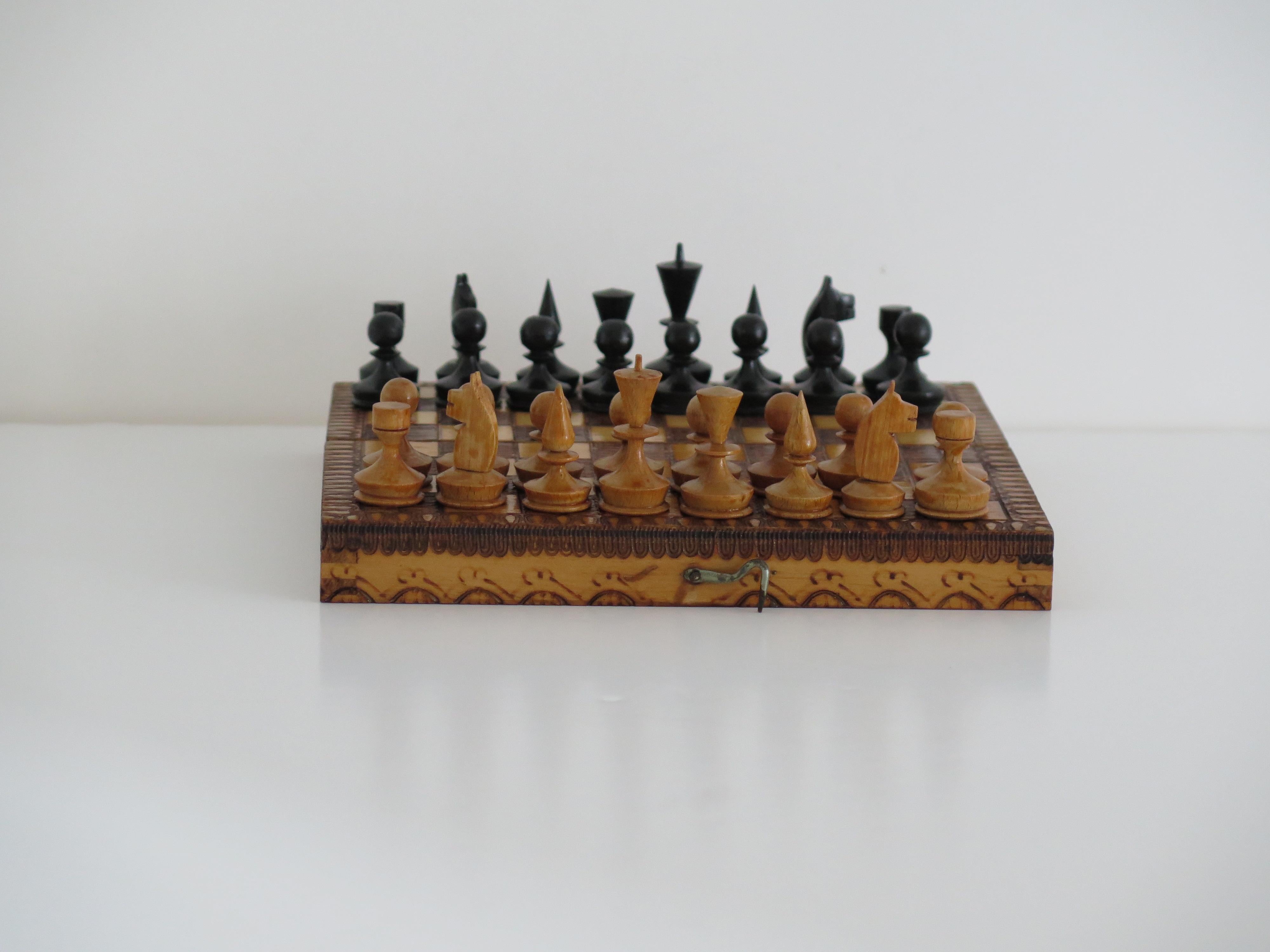 Miniature Travelling Chess Set Game handmade & Pokerwork Board / Box, Circa 1910 en vente 6