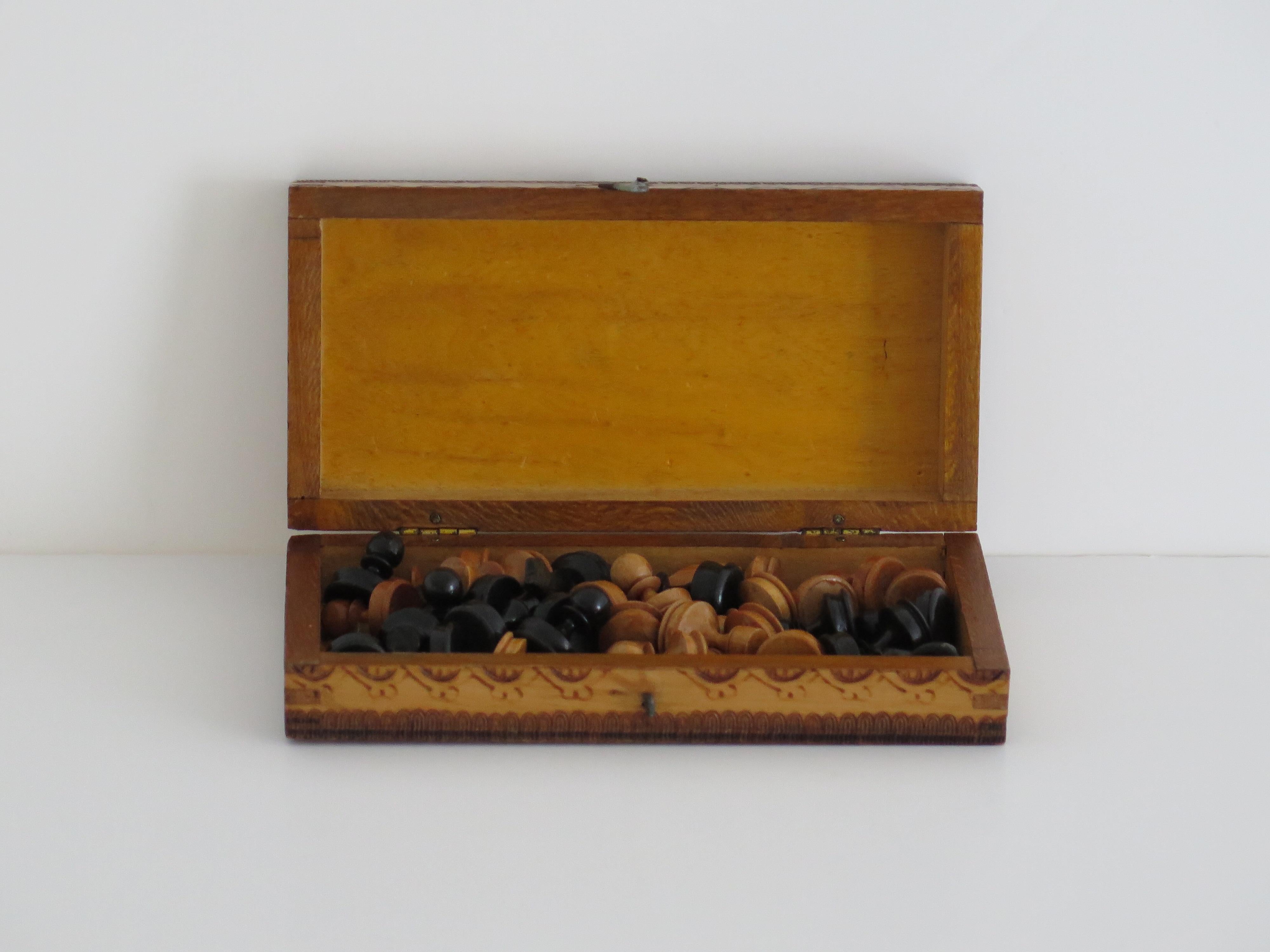 Miniature Travelling Chess Set Game handmade & Pokerwork Board / Box, Circa 1910 en vente 7