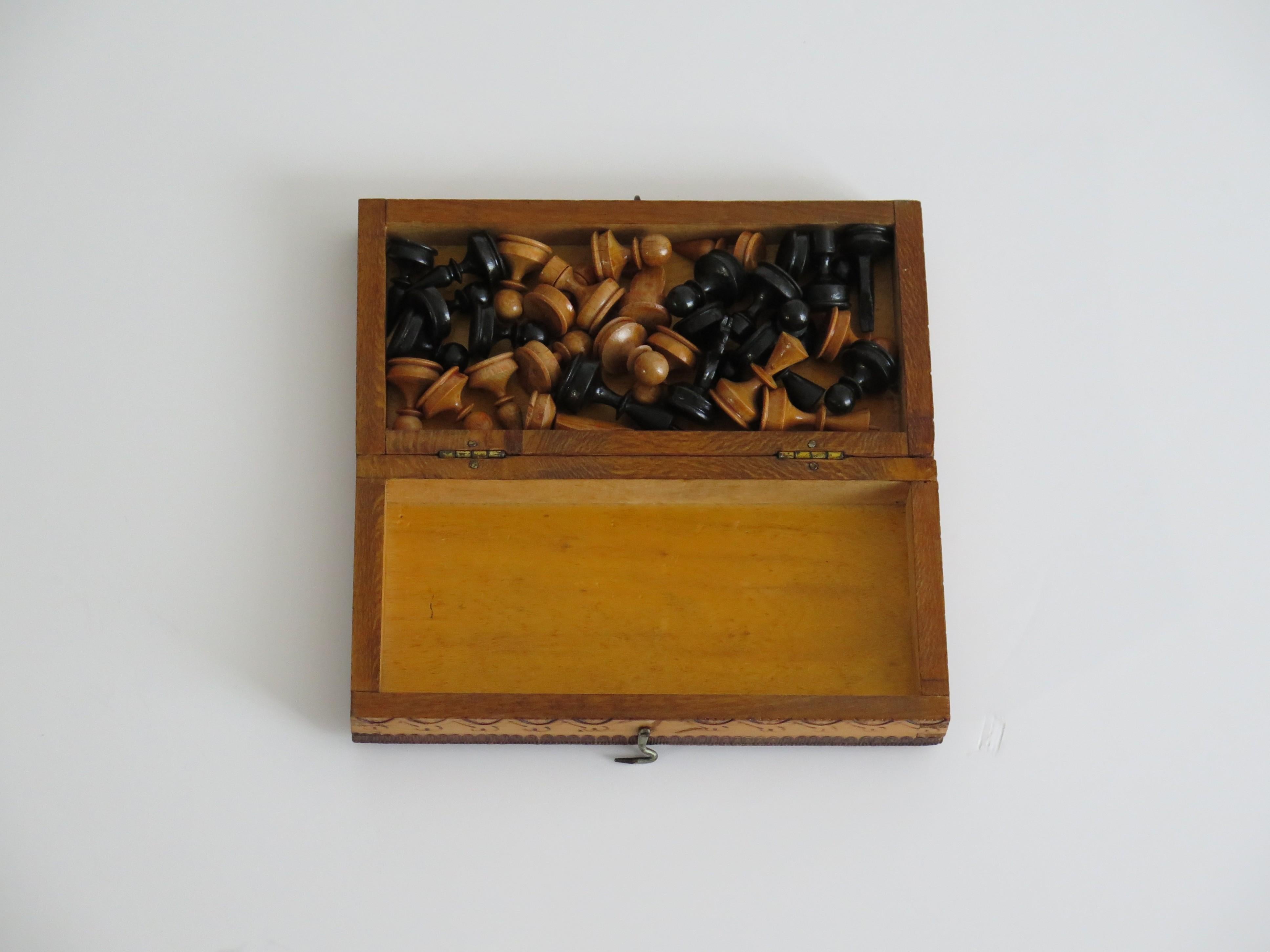 Miniature Travelling Chess Set Game handmade & Pokerwork Board / Box, Circa 1910 en vente 8