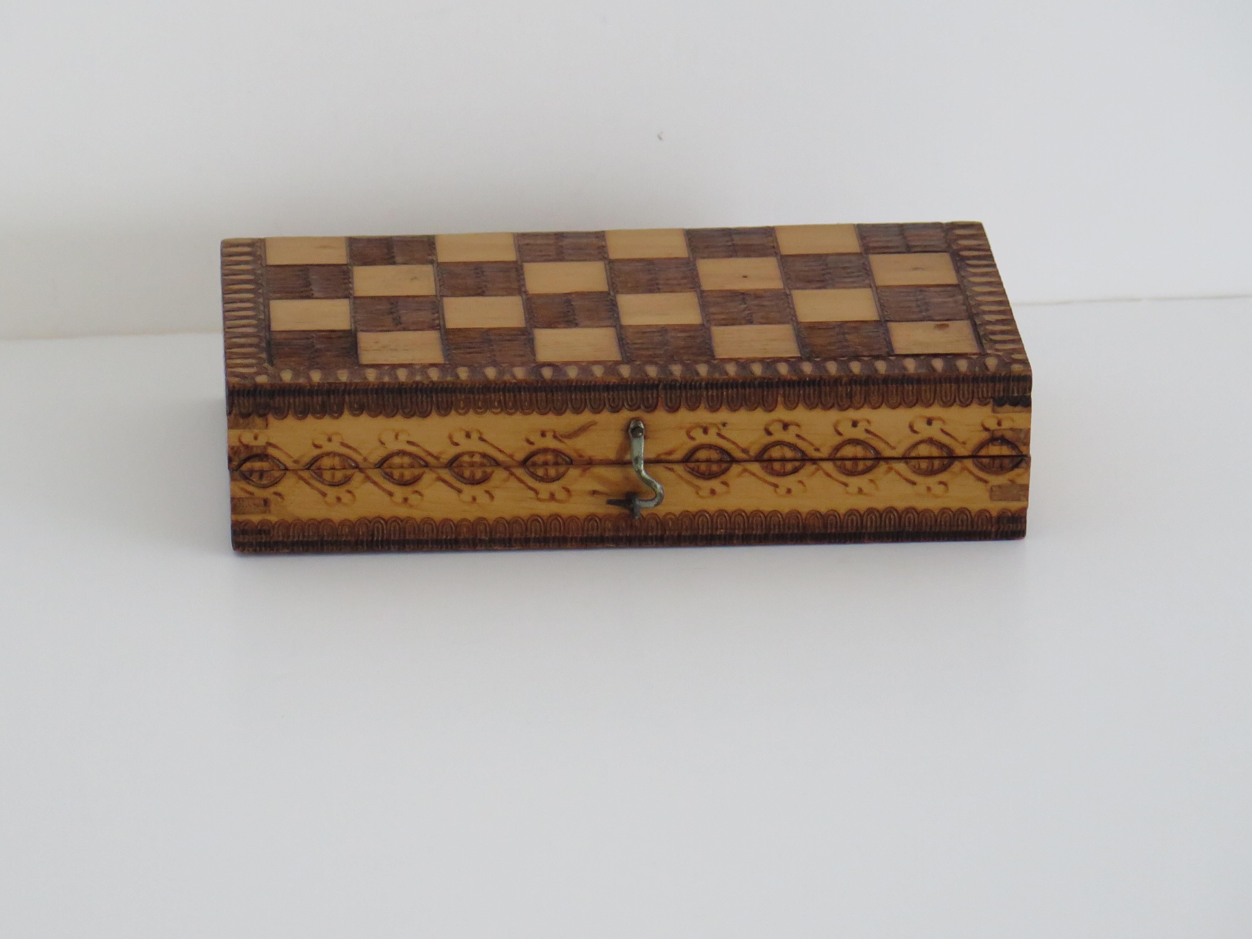 Miniature Travelling Chess Set Game handmade & Pokerwork Board / Box, Circa 1910 en vente 9