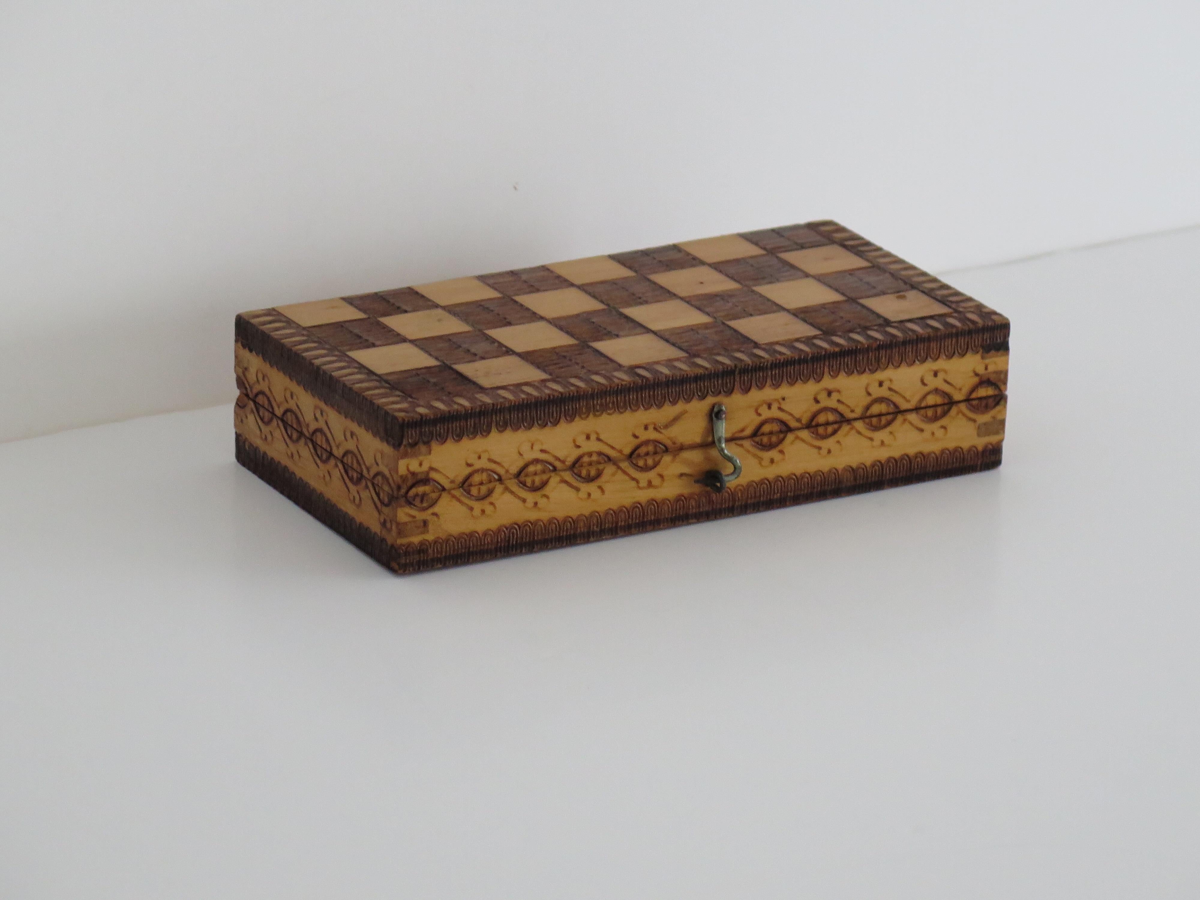 Miniature Travelling Chess Set Game handmade & Pokerwork Board / Box, Circa 1910 en vente 10