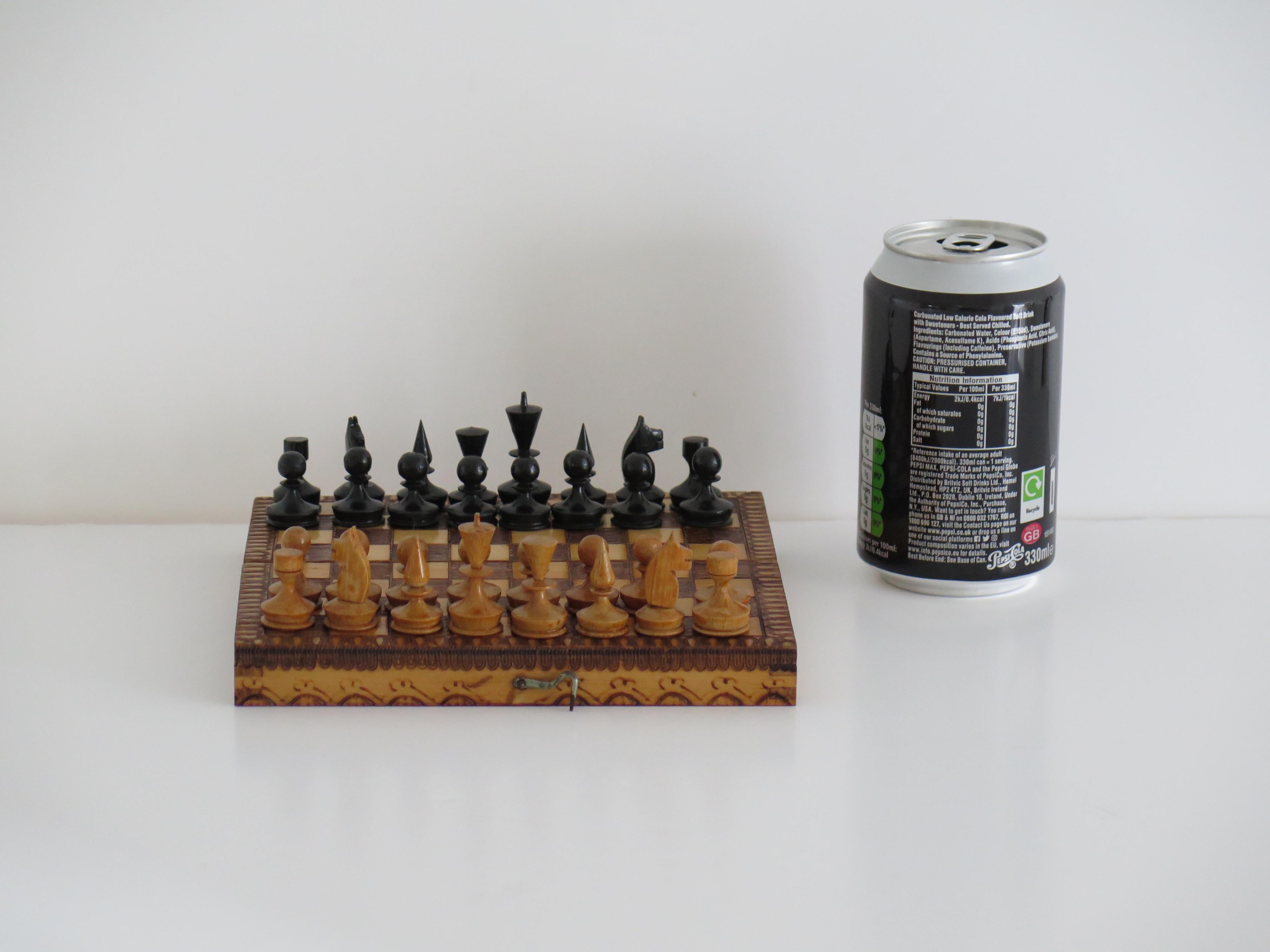 Miniature Travelling Chess Set Game handmade & Pokerwork Board / Box, Circa 1910 en vente 11