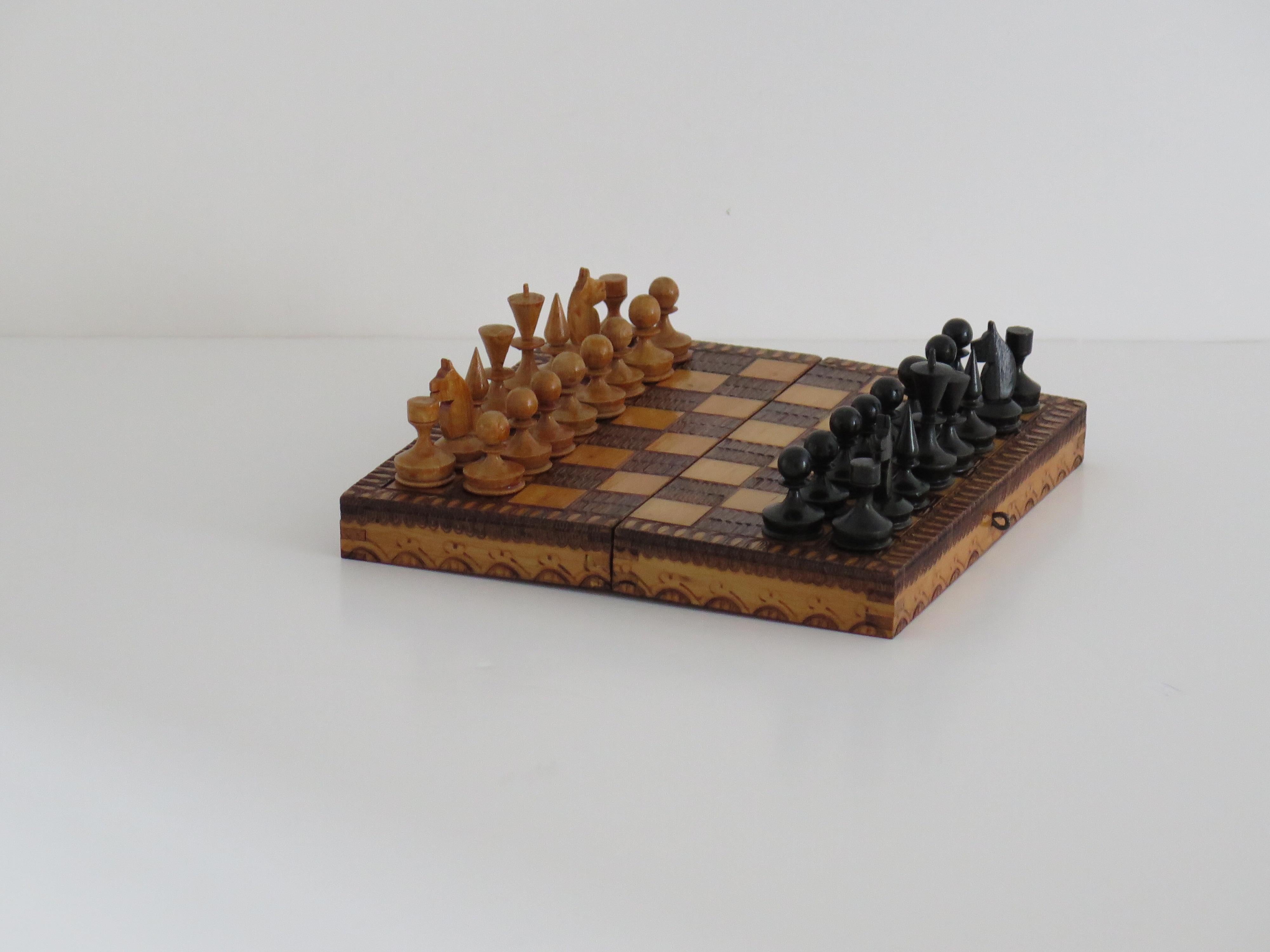 Édouardien Miniature Travelling Chess Set Game handmade & Pokerwork Board / Box, Circa 1910 en vente