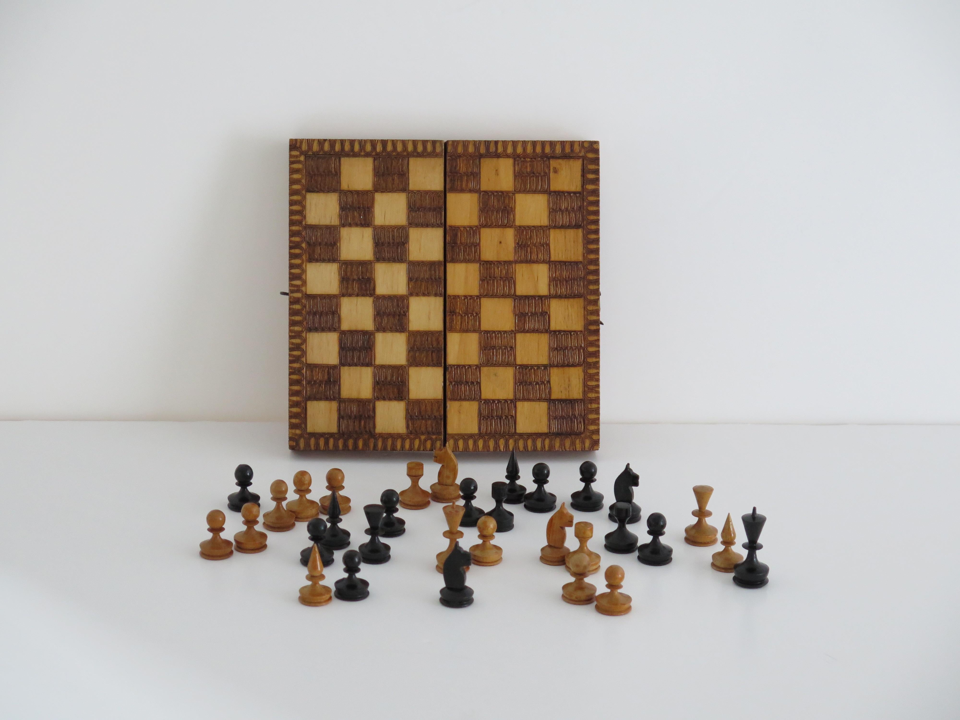 Britannique Miniature Travelling Chess Set Game handmade & Pokerwork Board / Box, Circa 1910 en vente