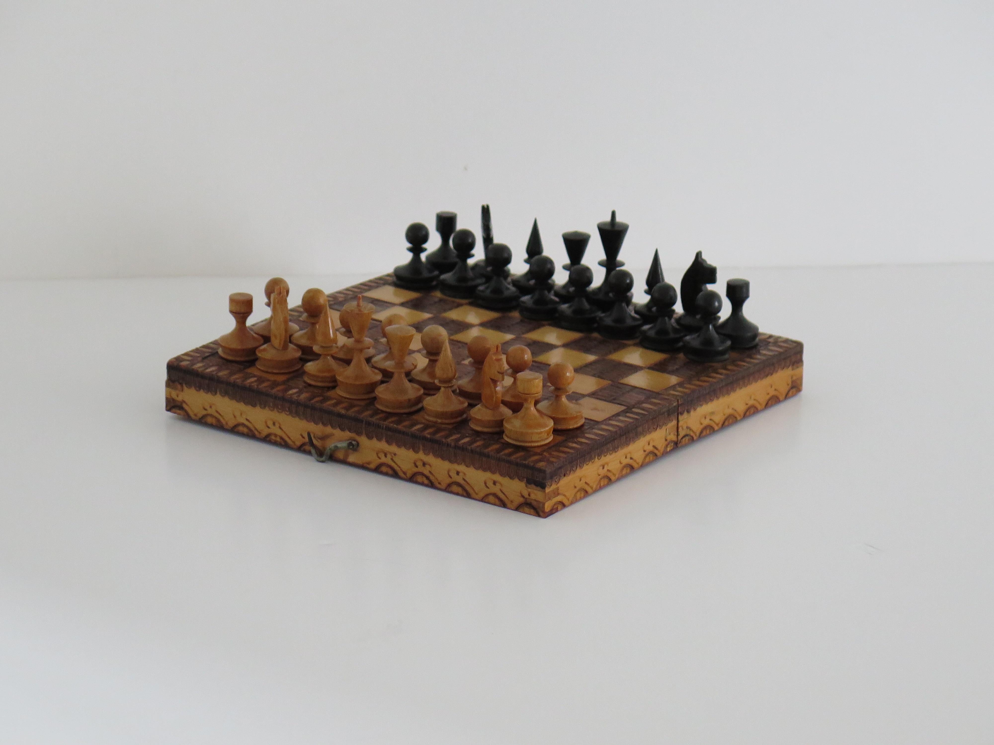 Fait main Miniature Travelling Chess Set Game handmade & Pokerwork Board / Box, Circa 1910 en vente