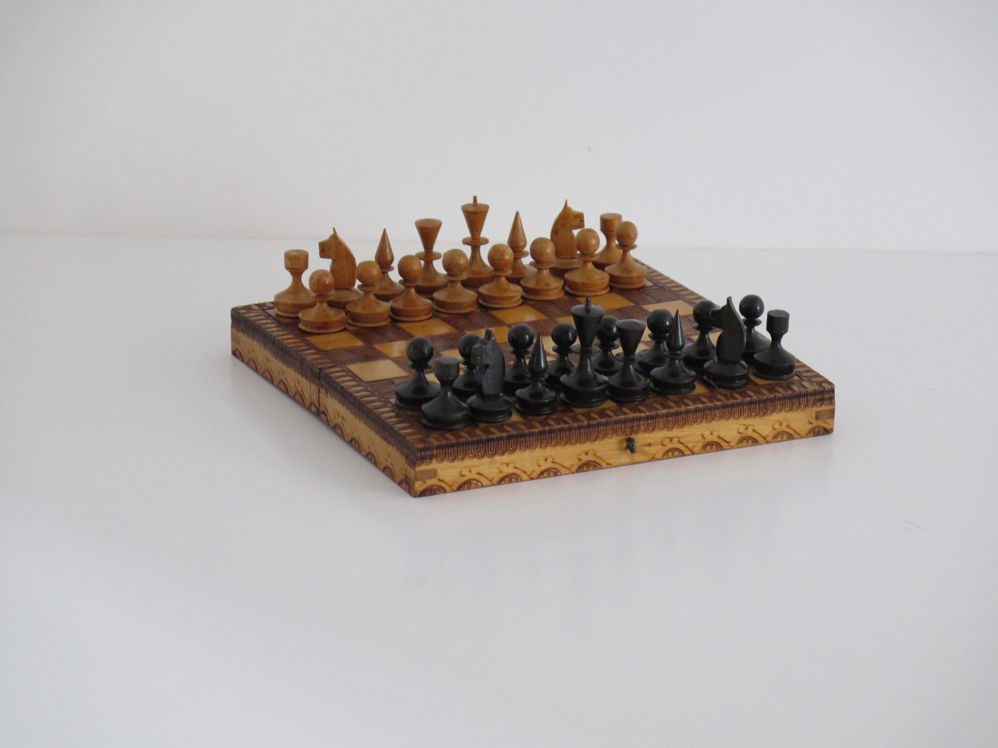 Miniature Travelling Chess Set Game handmade & Pokerwork Board / Box, Circa 1910 Bon état - En vente à Lincoln, Lincolnshire