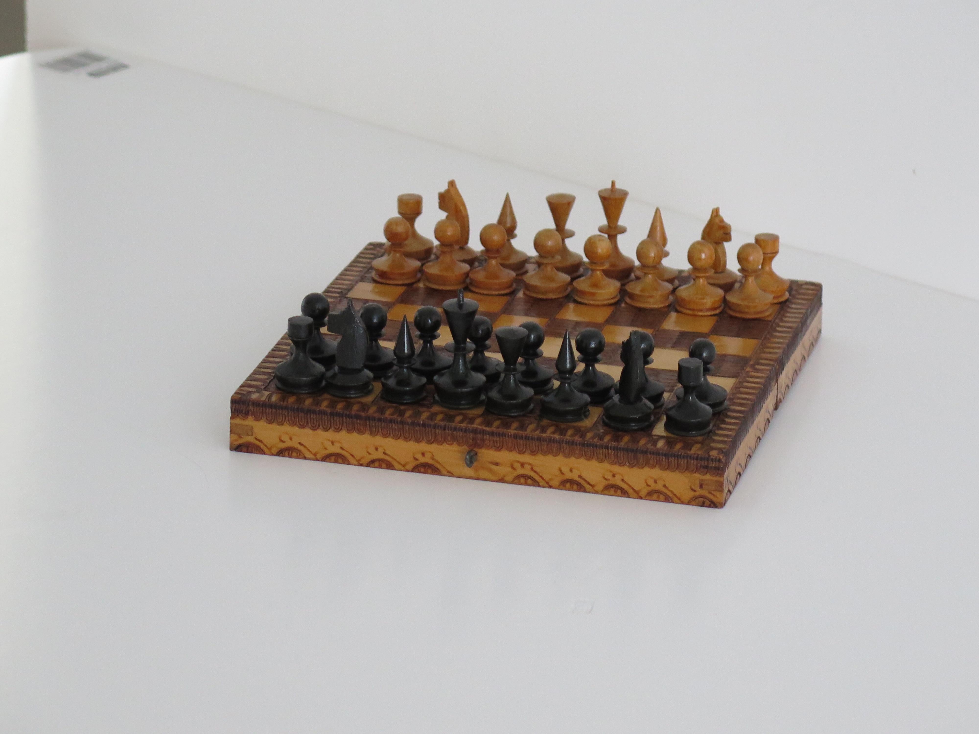 20ième siècle Miniature Travelling Chess Set Game handmade & Pokerwork Board / Box, Circa 1910 en vente
