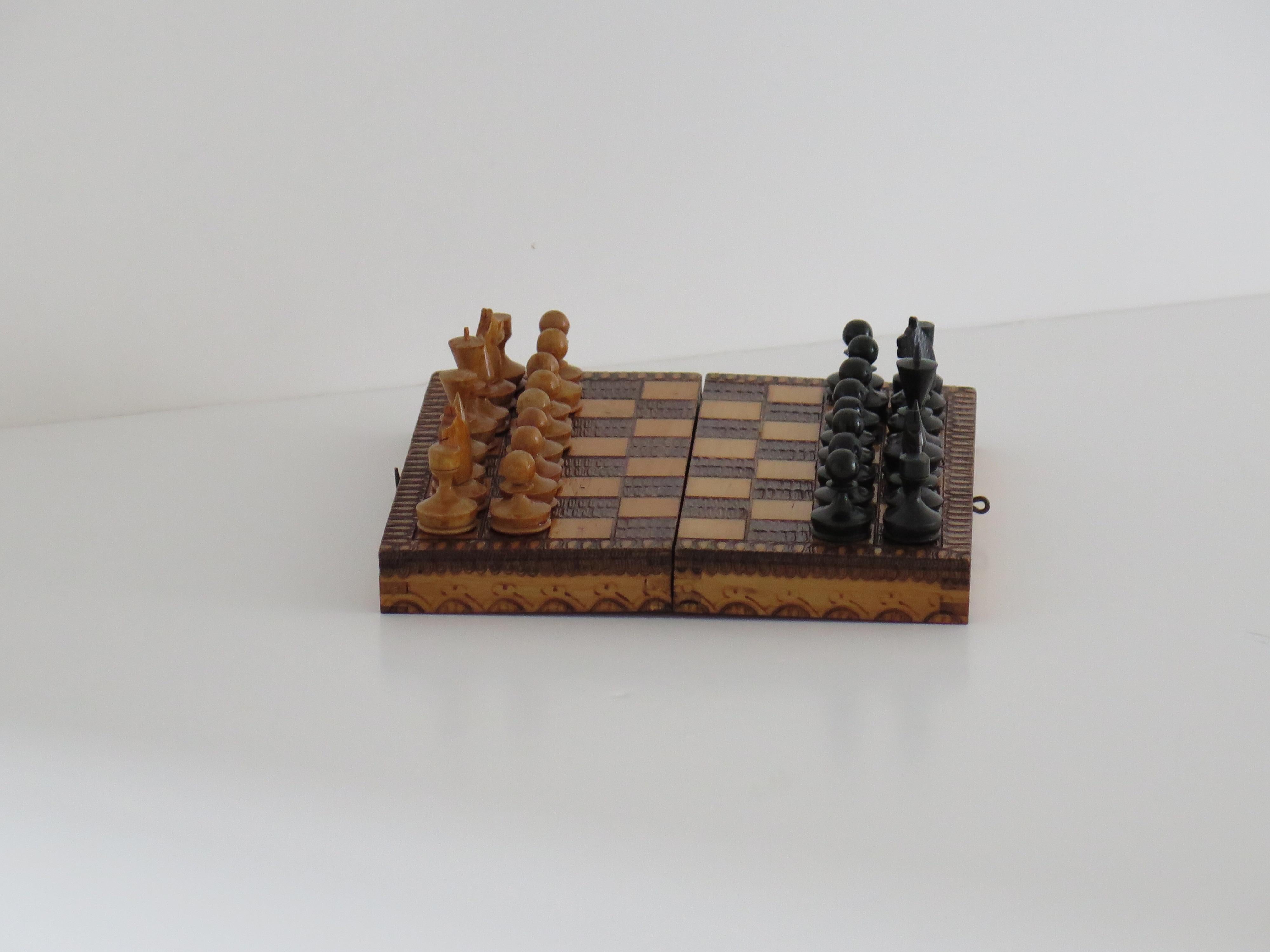 Laiton Miniature Travelling Chess Set Game handmade & Pokerwork Board / Box, Circa 1910 en vente