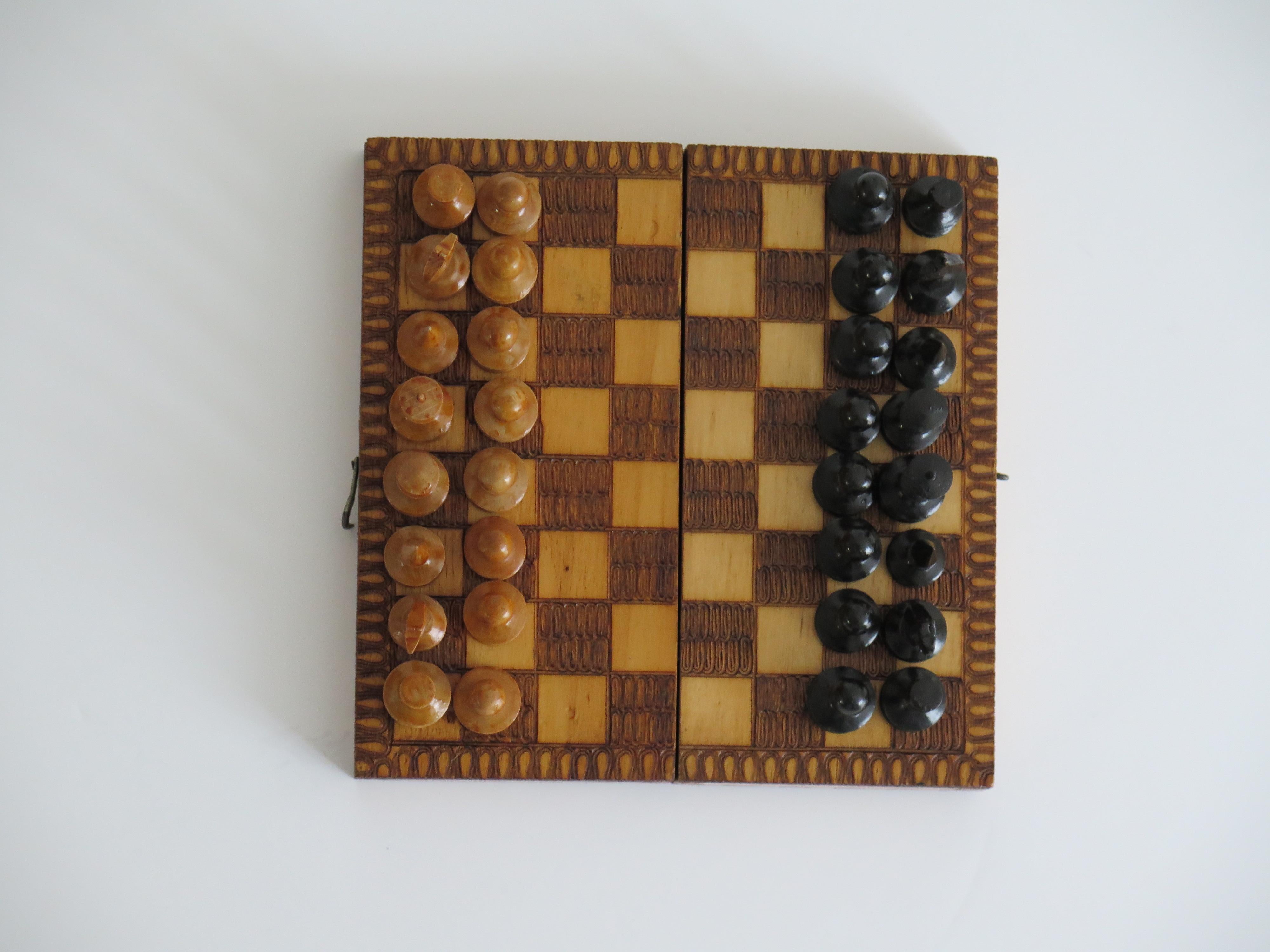Miniature Travelling Chess Set Game handmade & Pokerwork Board / Box, Circa 1910 en vente 1