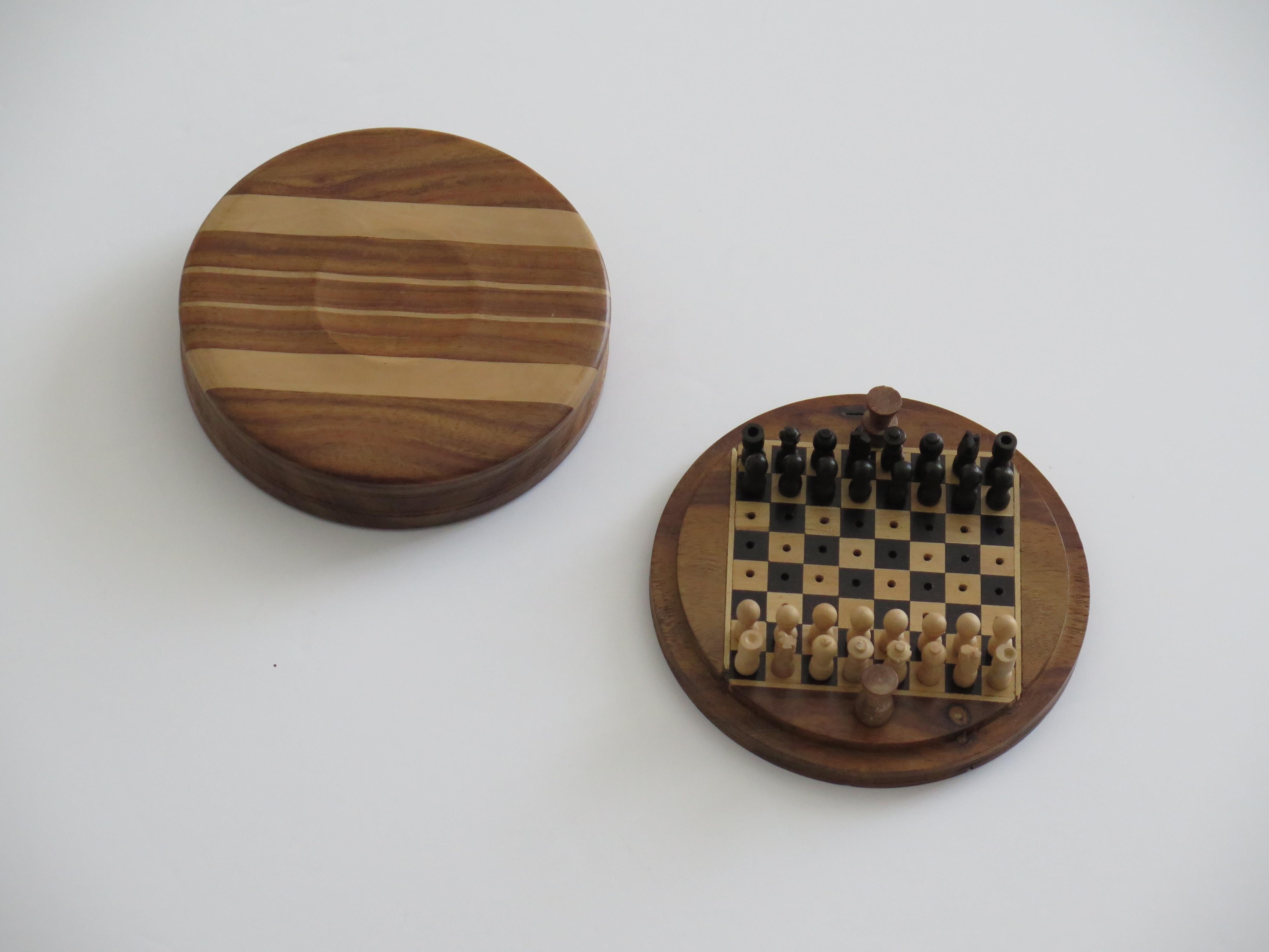 Si tratta di un gioco di scacchi in miniatura o da viaggio in legno di buona qualità, composto da 32 pezzi e dotato di una scatola in noce intarsiata, che risalgono all'inizio del XX secolo, circa gli anni '30 del Novecento.

Il set di scacchi è