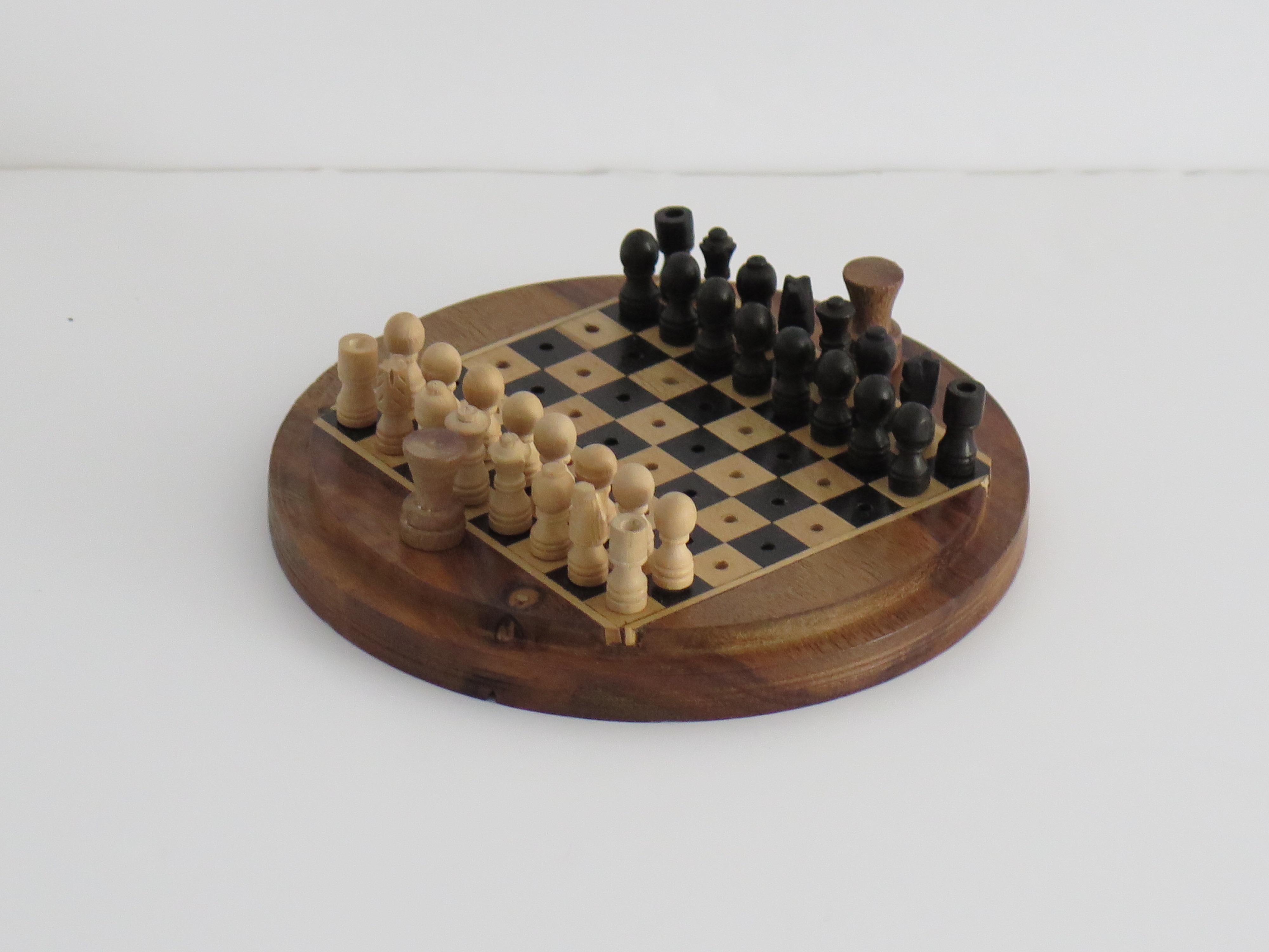 XX secolo Set di scacchi da viaggio in miniatura Scatola di noce intarsiata fatta a mano, anni '30 circa in vendita