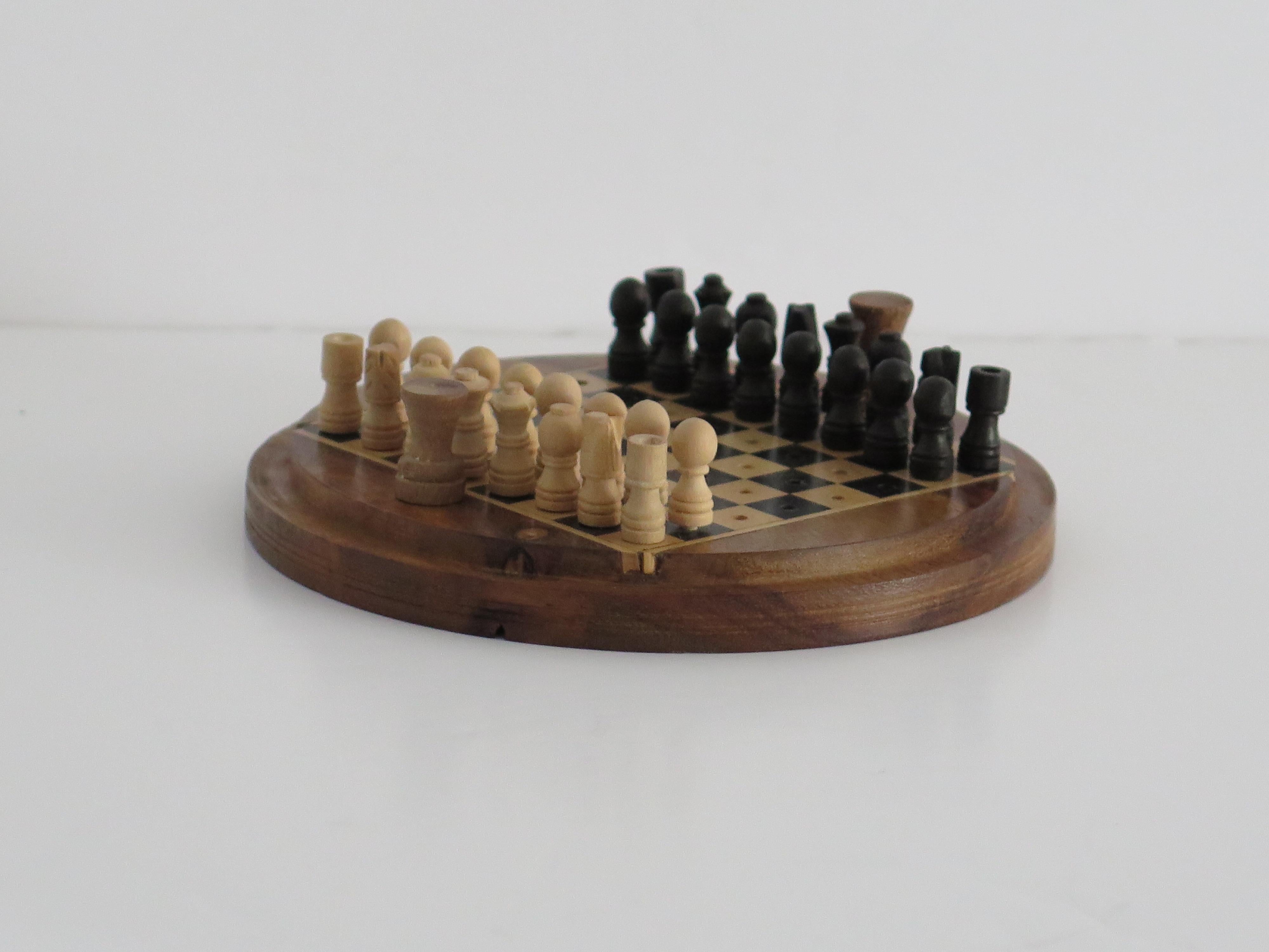 Legno Set di scacchi da viaggio in miniatura Scatola di noce intarsiata fatta a mano, anni '30 circa in vendita