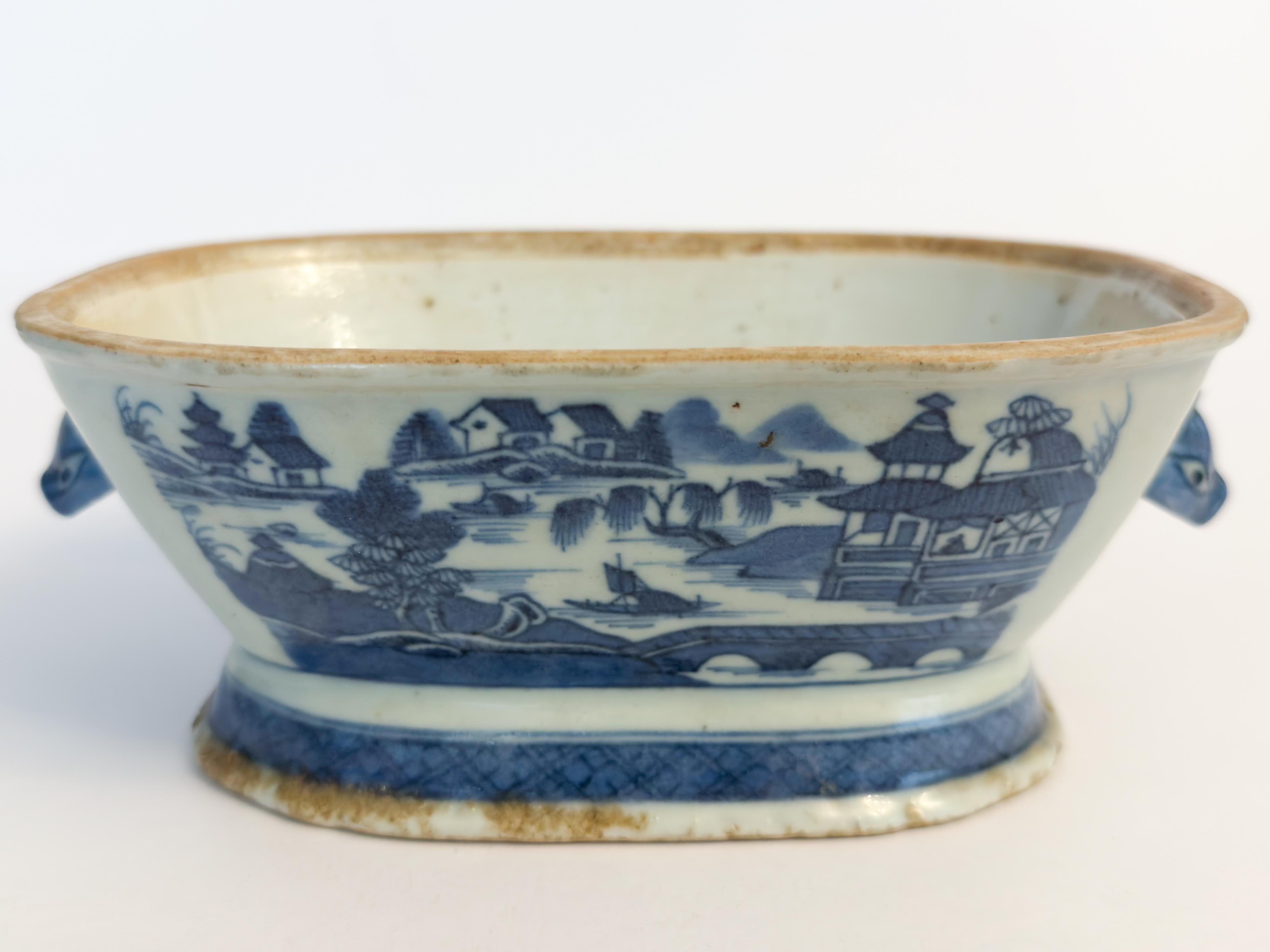 Miniatura di zuppiera e piatto in porcellana cinese blu di Canton, XIX secolo in vendita 6