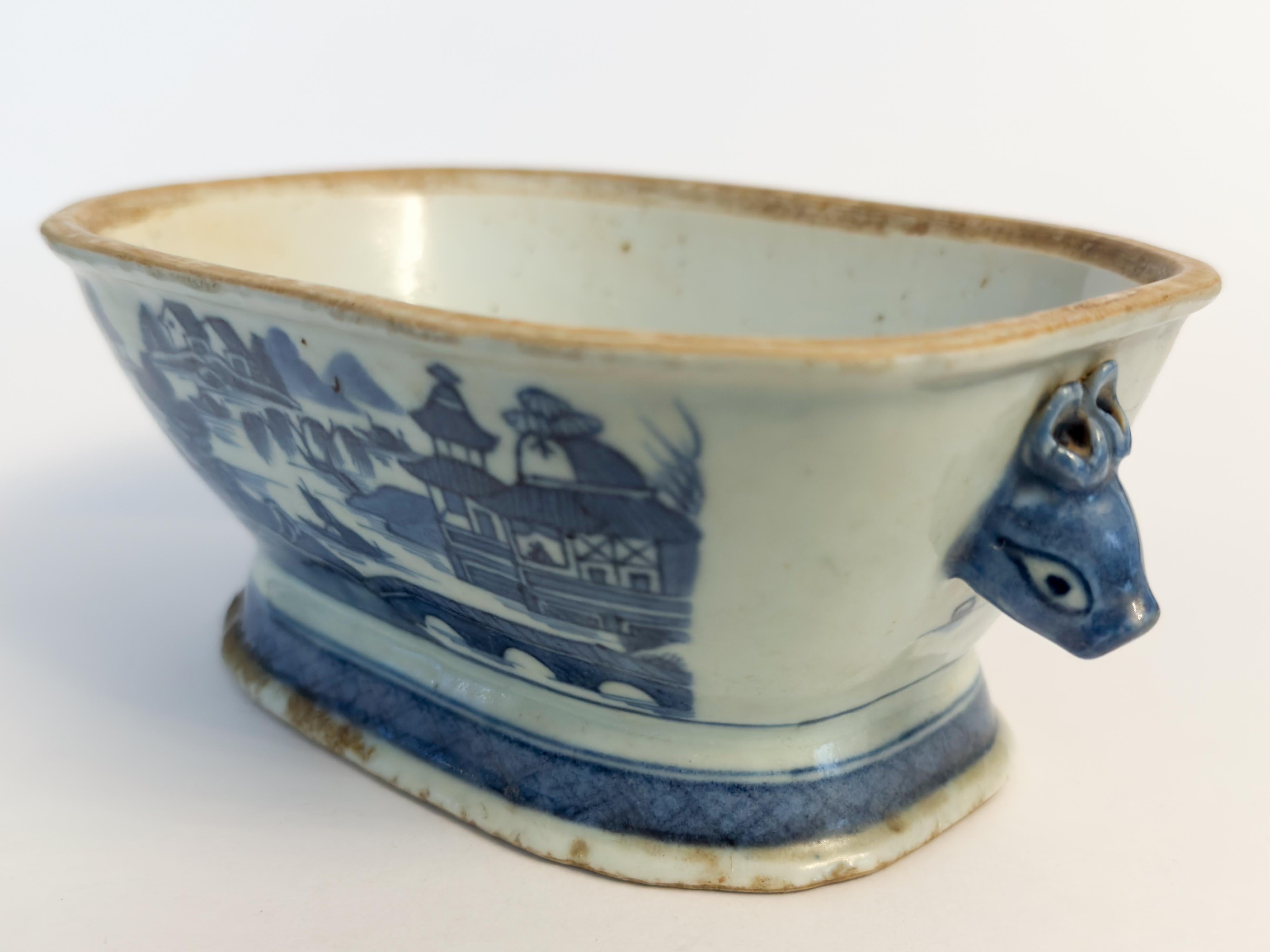 Miniatura di zuppiera e piatto in porcellana cinese blu di Canton, XIX secolo in vendita 7