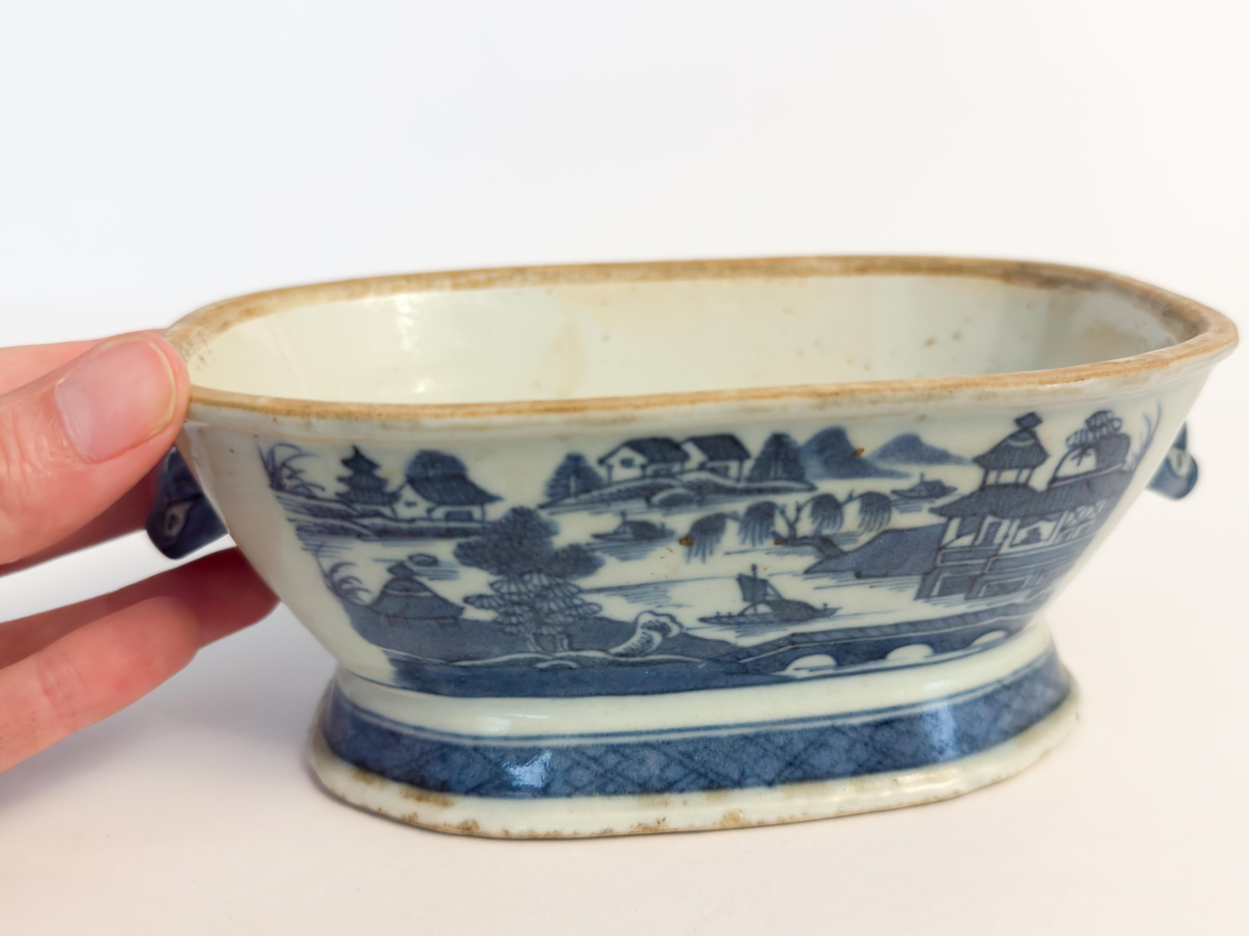 Miniatura di zuppiera e piatto in porcellana cinese blu di Canton, XIX secolo in vendita 9