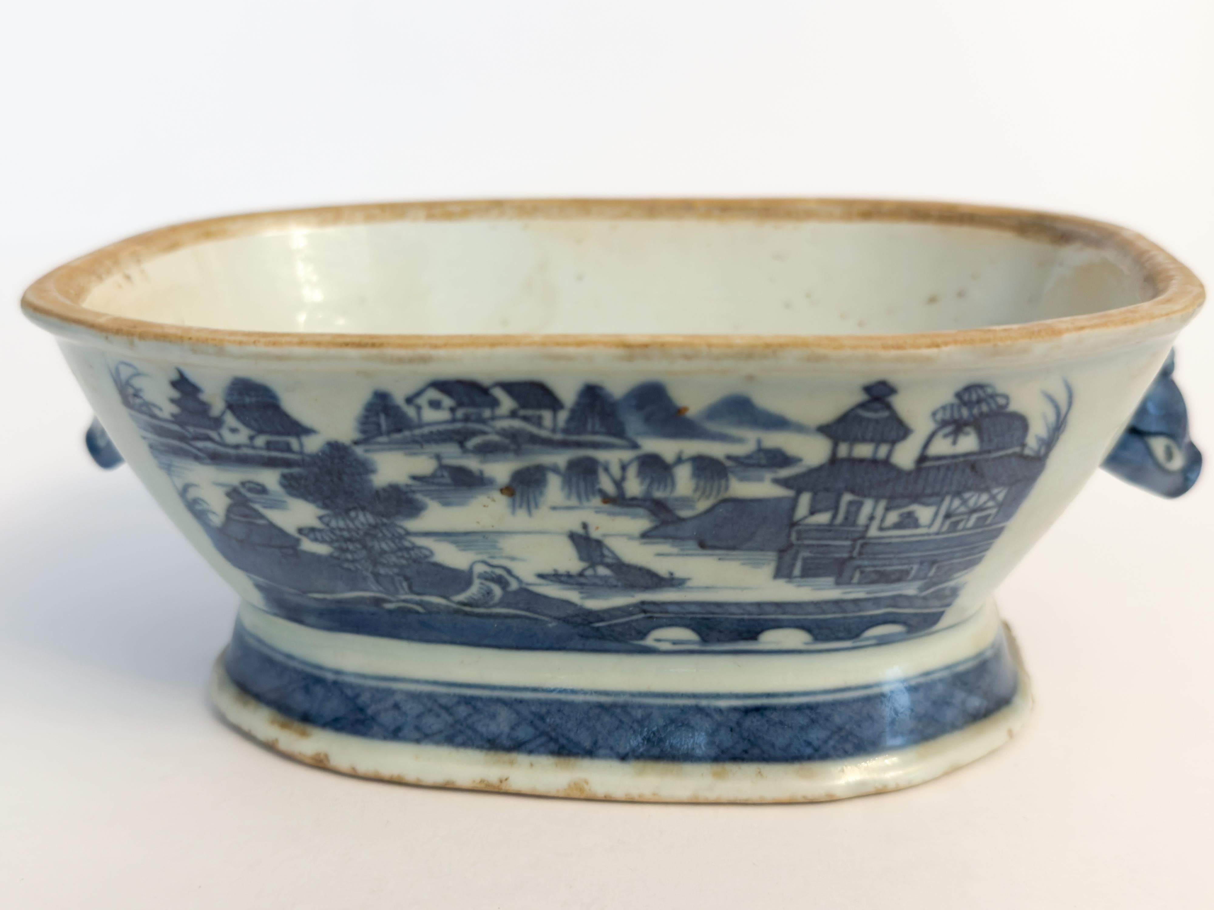 Miniatura di zuppiera e piatto in porcellana cinese blu di Canton, XIX secolo in vendita 10