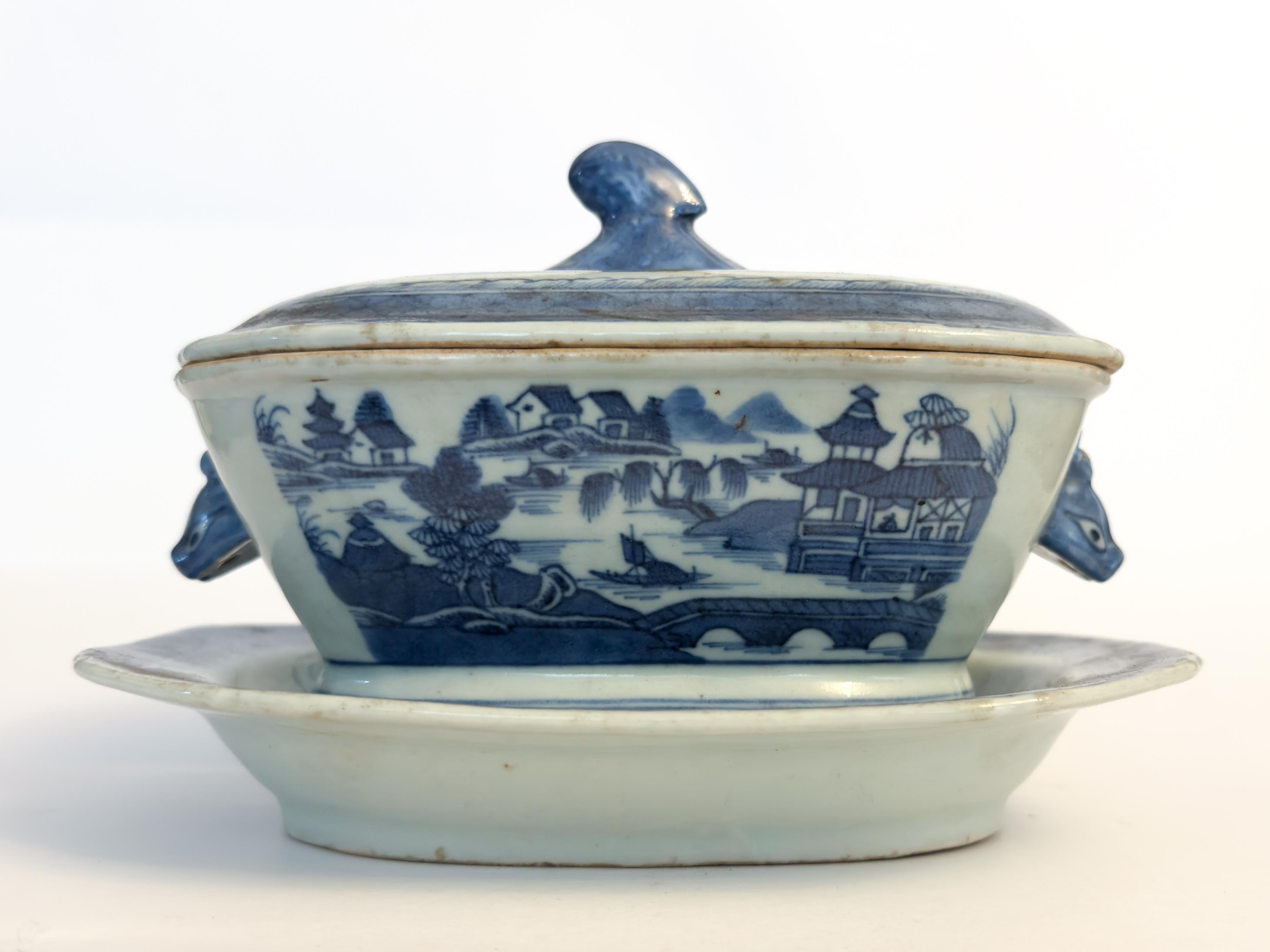 Esportazione cinese Miniatura di zuppiera e piatto in porcellana cinese blu di Canton, XIX secolo in vendita