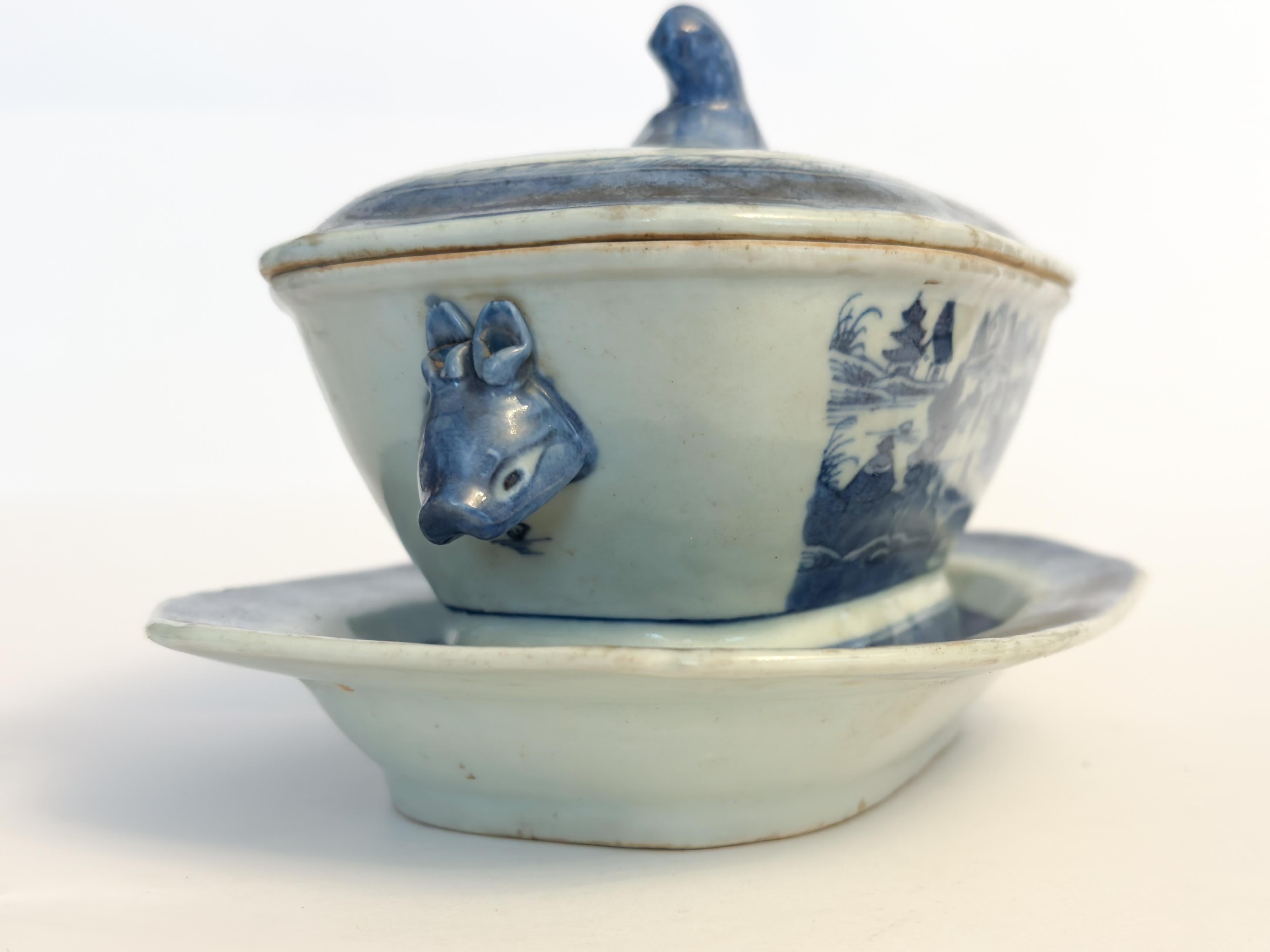 Cinese Miniatura di zuppiera e piatto in porcellana cinese blu di Canton, XIX secolo in vendita