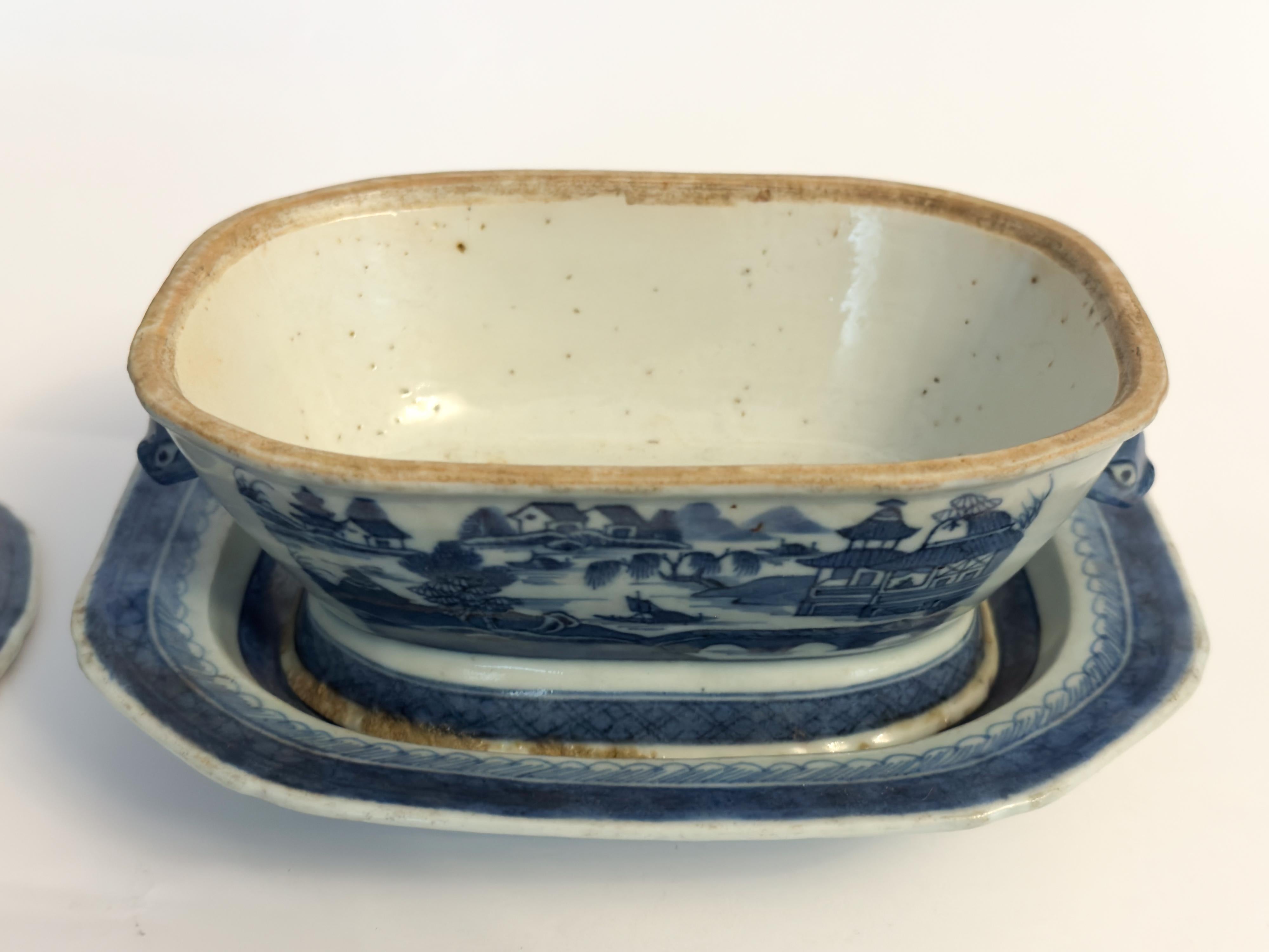 Chinois Soupière et plat miniatures en porcelaine de Canton bleue de Chine, 19e siècle en vente