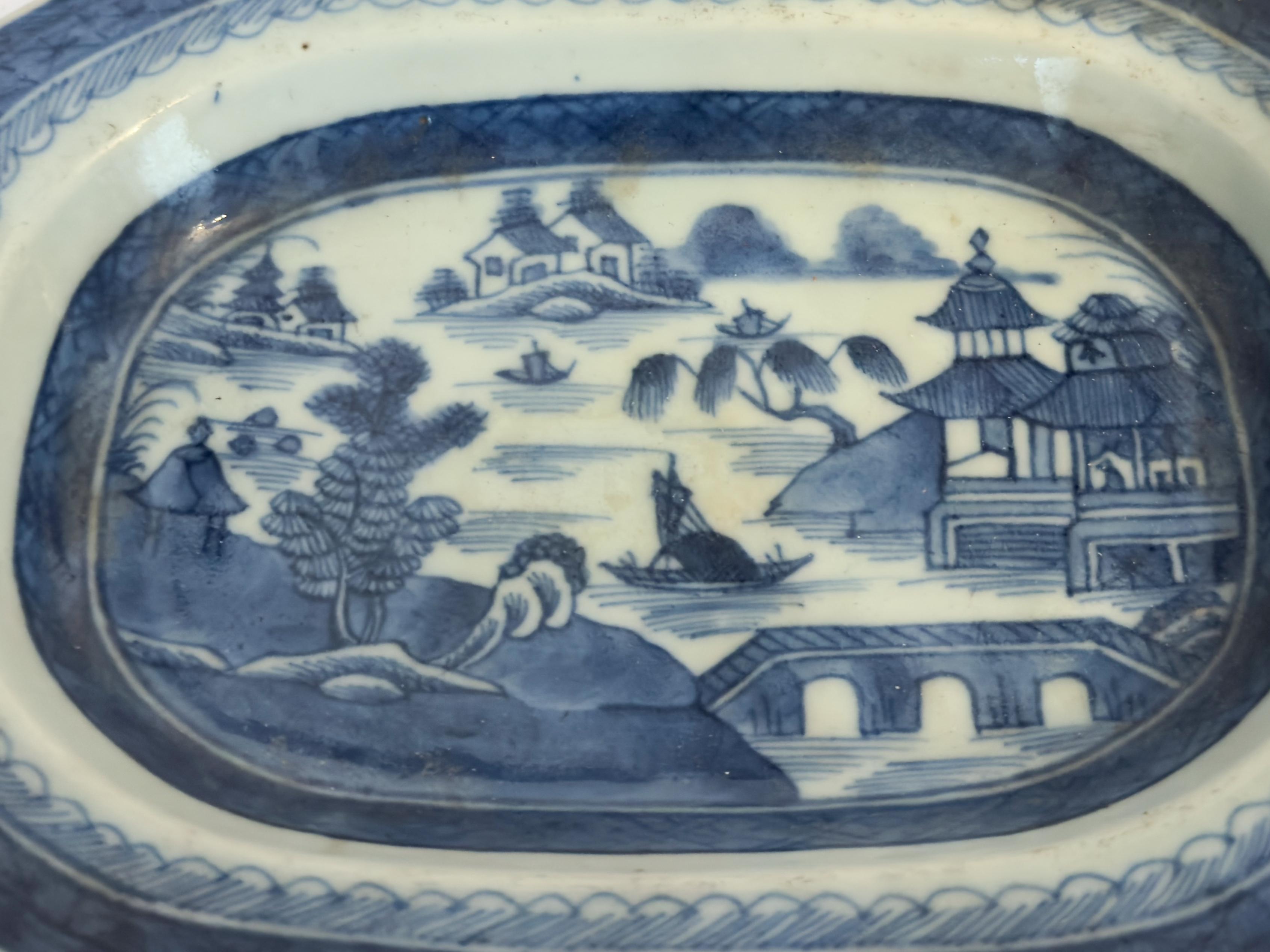 Porcellana Miniatura di zuppiera e piatto in porcellana cinese blu di Canton, XIX secolo in vendita