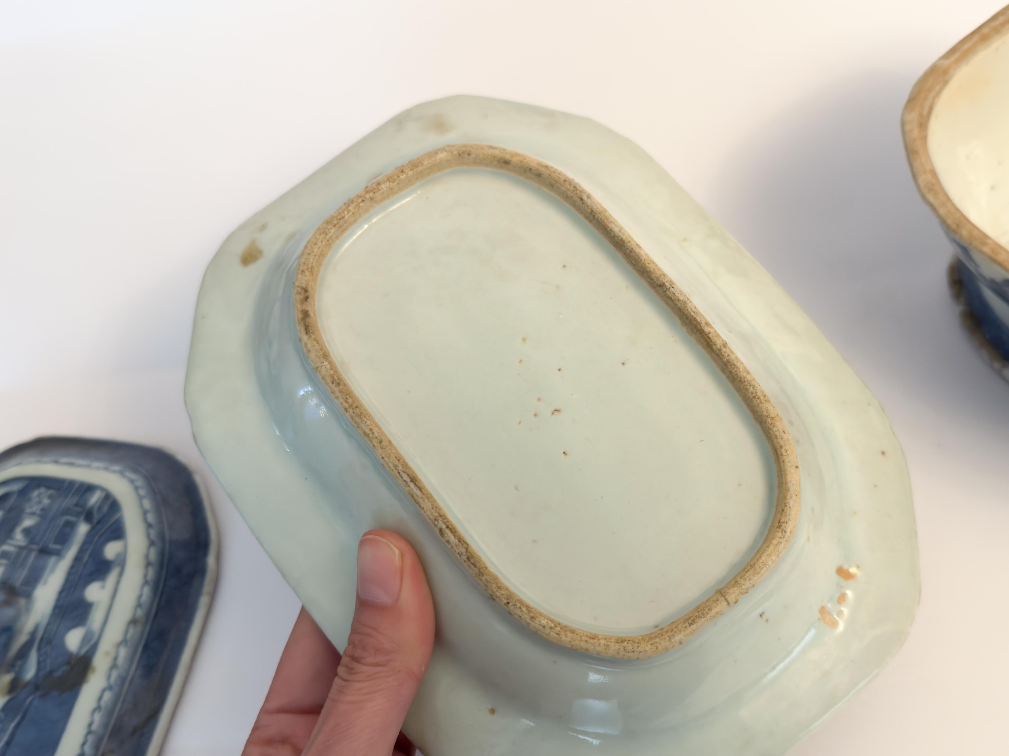 Miniatura di zuppiera e piatto in porcellana cinese blu di Canton, XIX secolo in vendita 1
