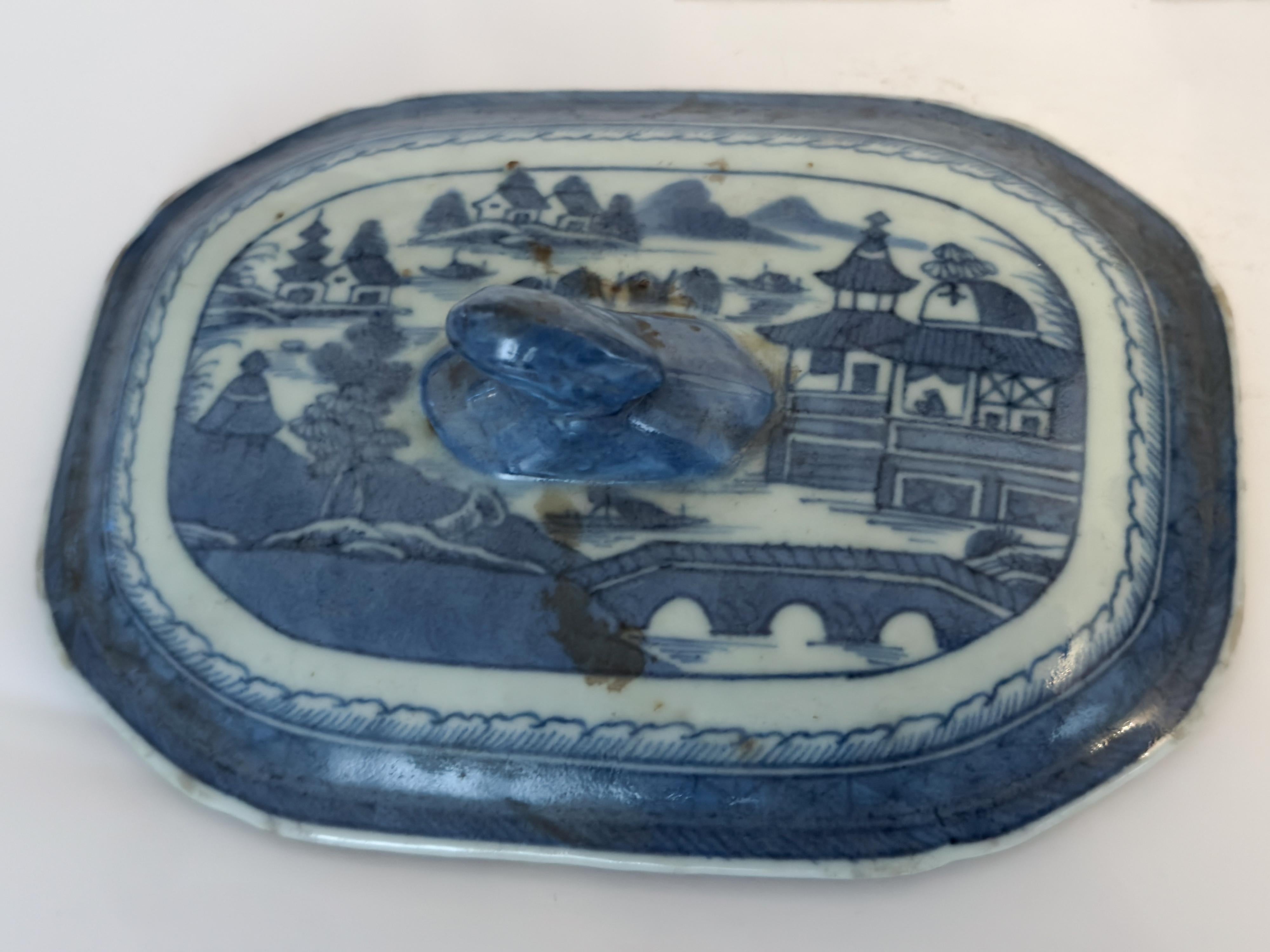Miniatura di zuppiera e piatto in porcellana cinese blu di Canton, XIX secolo in vendita 2