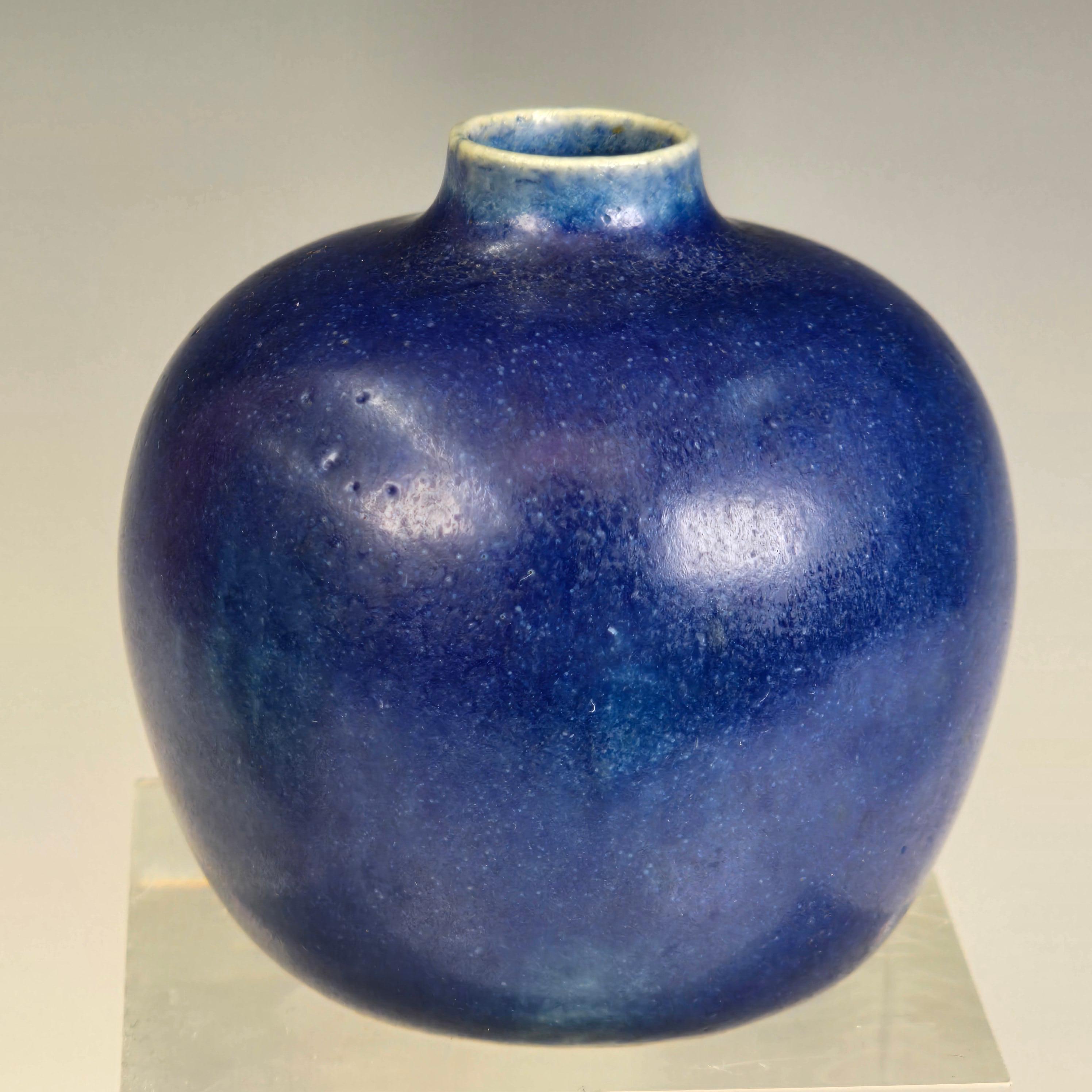 Un delizioso piccolo vaso di Eigil Hinrichsen 1921-1999.  Quasi un blu cinese con bordo bianco su questo piccolo vaso dalle pareti sottili.   Sul fondo è firmato qjrh il suo Monogram EH sopra la Danimarca.  In ottime condizioni, senza segni di usura.