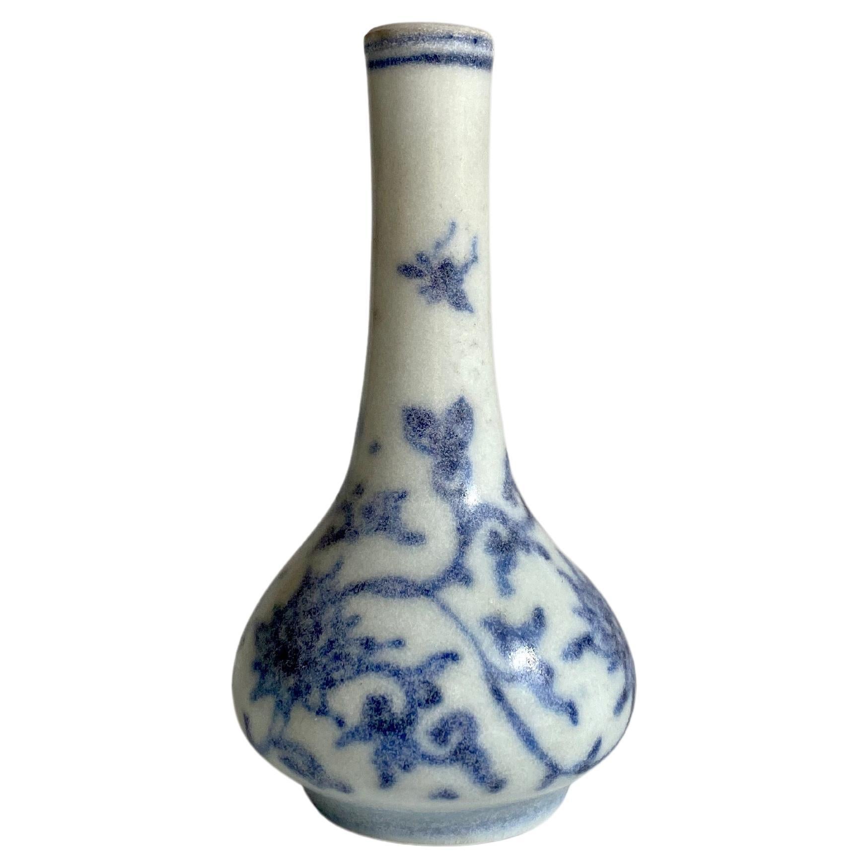 Miniatur-Vase aus The Hatcher Collection mit Blumengirlanden verziert
