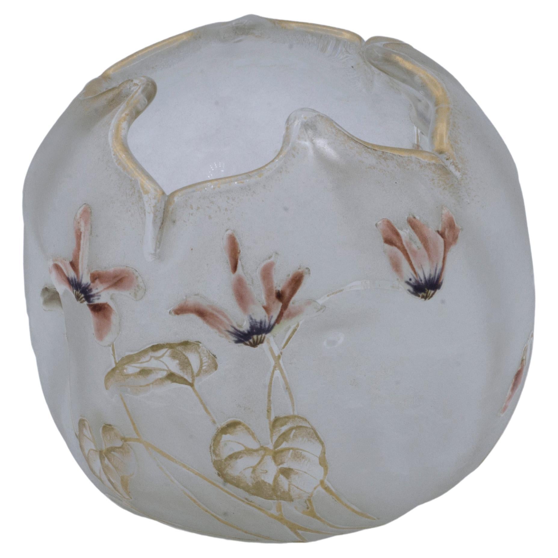 Vase miniature à bord en forme d'œuf cassé par Daum